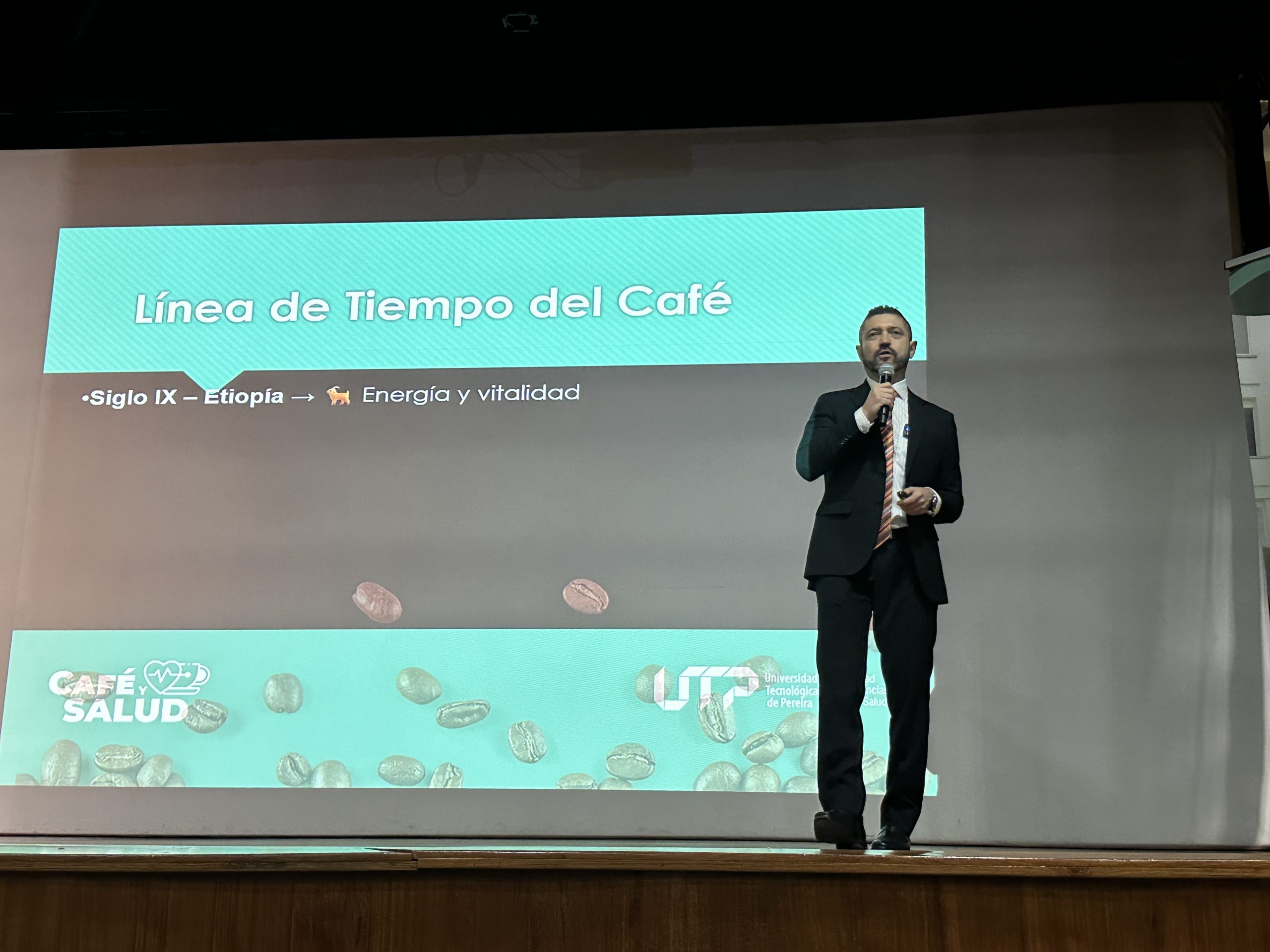 La Universidad Tecnológica de Pereira, a través de su Facultad de Ciencias de la Salud, llevó a cabo el II Simposio Regional Café y Salud, un espacio académico y de diálogo que reunió a expertos en salud, productores de café, estudiantes y comunidad en general para reflexionar sobre los efectos del café en la salud humana. El evento se consolida como una apuesta institucional por integrar el conocimiento científico con las prácticas cotidianas de una región profundamente cafetera.