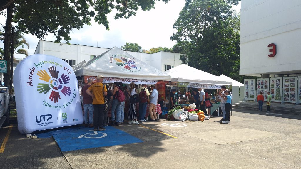 En la universidad Tecnológica de Pereira, el mercado Agroecológico se ha consolidado como un puente entre el campo y la ciudad. Más allá de un espacio para adquirir alimentos, platas y productos naturales, este mercado es también es un lugar de encuentro y aprendizaje.