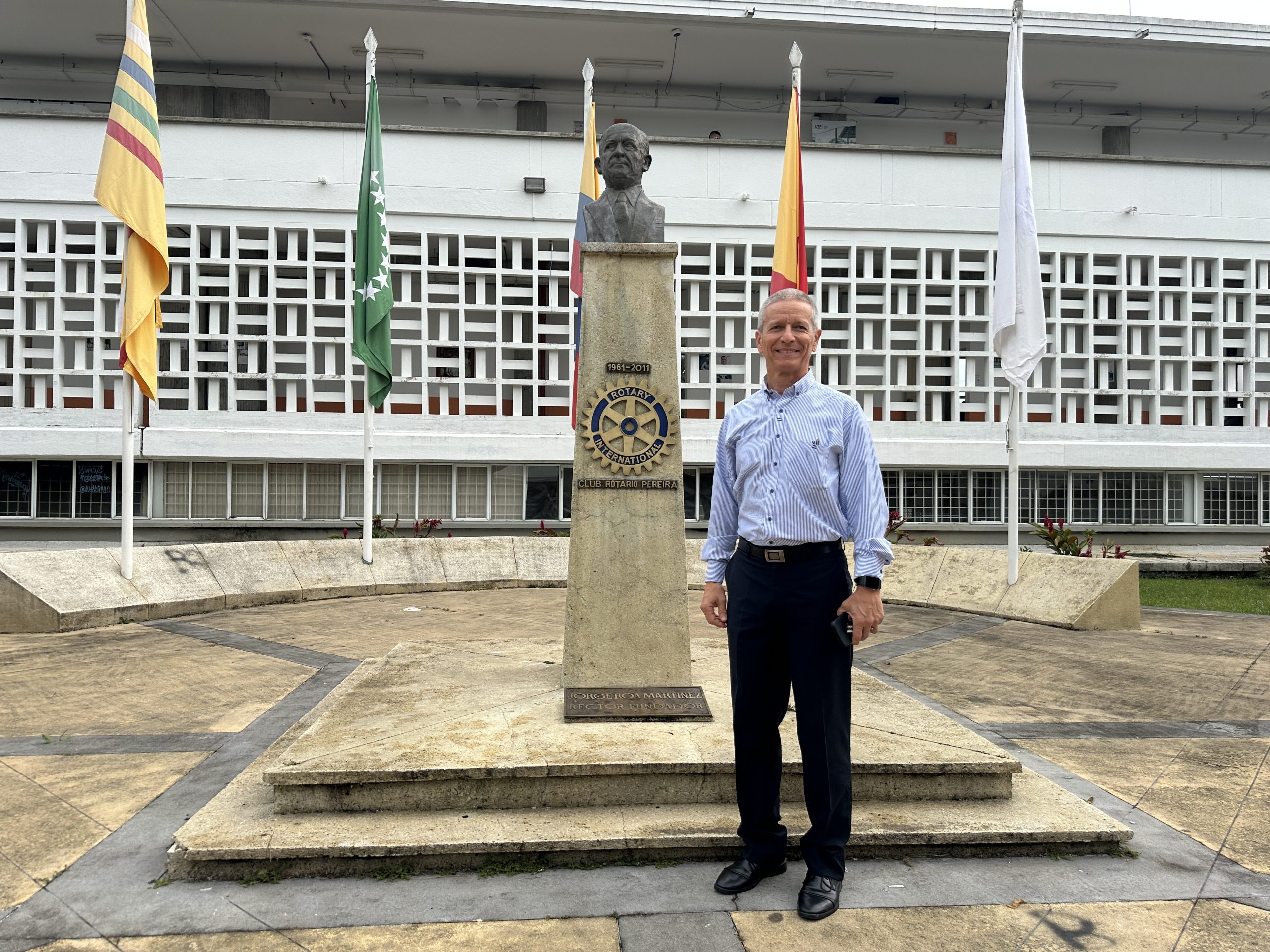 La Universidad Tecnológica de Pereira tiene historias que se entrelazan con la ciudad, con sus familias, con sus sueños. Esta semana, una de esas historias volvió a caminar por sus pasillos. Álvaro Ramírez Roa, ingeniero civil, especialista en vías y transporte, llegó como docente al programa de Ingeniería Civil de la Facultad de Mecánica Aplicada. Pero su llegada no es solo profesional: es profundamente simbólica. Álvaro es nieto de Jorge Roa Martínez, el fundador y primer rector de la UTP.