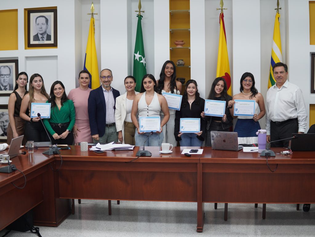Seis estudiantes de la Universidad Tecnológica de Pereira están a punto de emprender un viaje que no solo las llevará a Chile, sino que las posicionará como referentes de una nueva generación de mujeres líderes en la ingeniería. La Misión Chile – Ingenieras sin Frontera es una ambiciosa iniciativa que une los esfuerzos de la Oficina de Relaciones Internacionales (ORI) y la Facultad de Mecánica Aplicada, con el objetivo claro de fortalecer la formación académica, el liderazgo femenino y la proyección internacional de las ingenieras en formación.