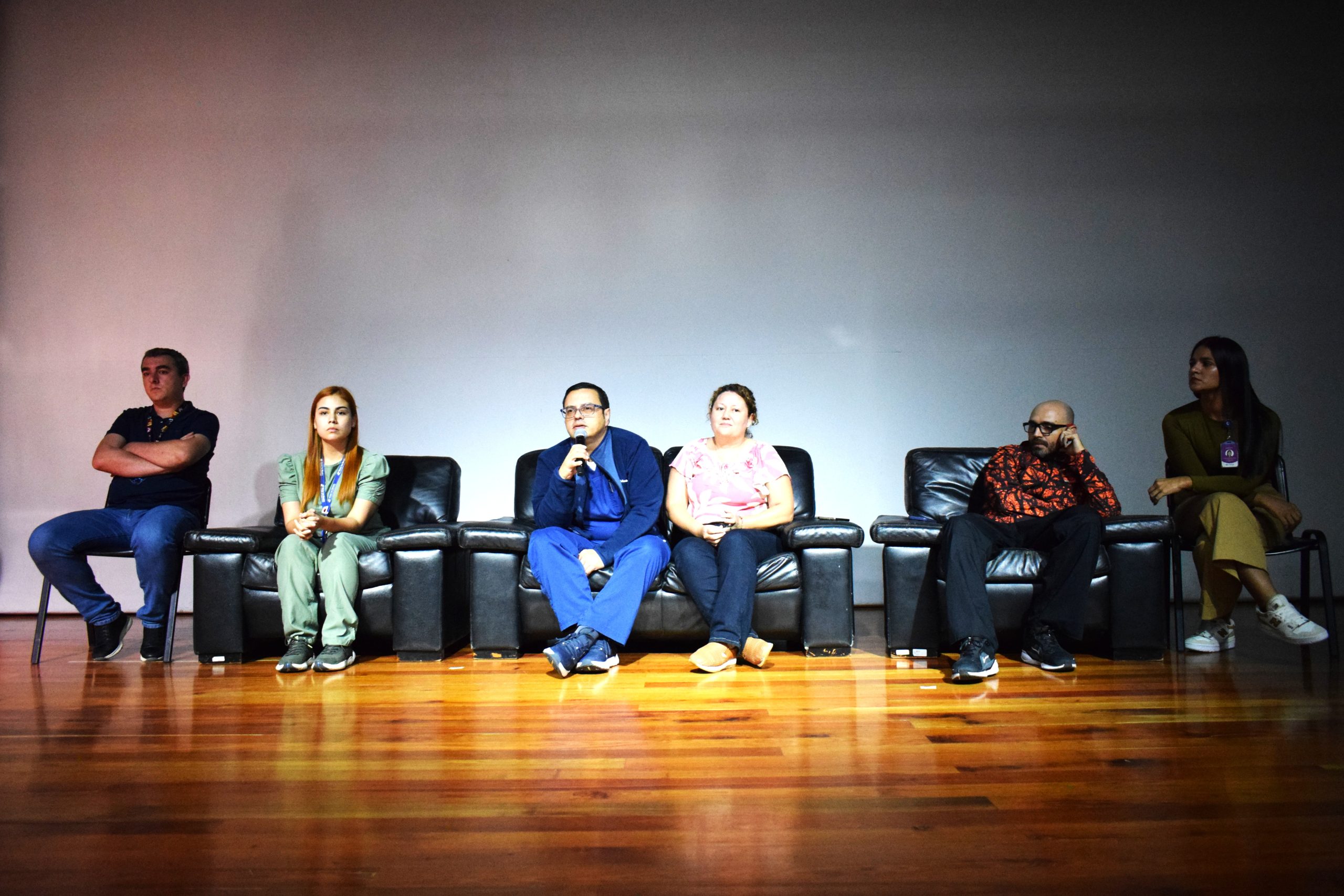 En el marco de la Semana de la Humanización, La Facultad de Ciencias de la Salud organizó una jornada de actualización sobre la donación de órganos y tejidos. El evento incluyó una obra de teatro titulada El Regalo de la Vida y un conversatorio con expertos del sector salud, quienes compartieron información clave sobre el proceso de donación, sus implicaciones médicas y sociales y la ruta operativa que se sigue en Colombia.