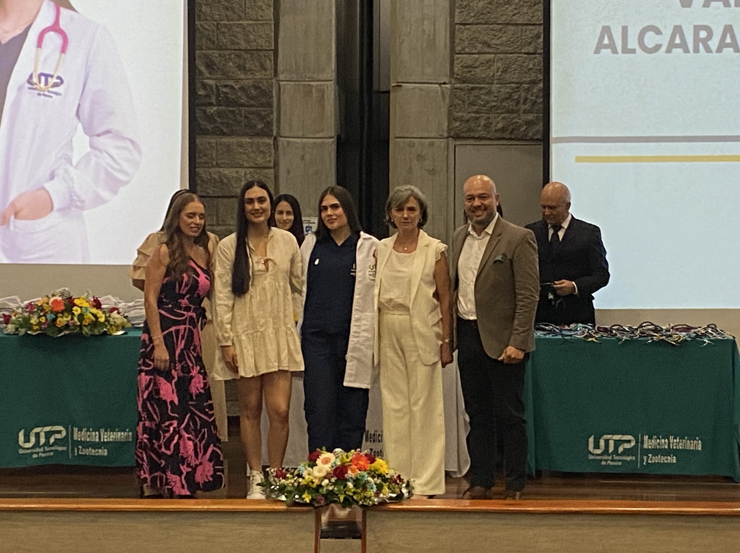 En un acto cargado de significado, la Universidad Tecnológica de Pereira llevó a cabo la ceremonia de Batas Blancas, un momento de transición a prácticas clínicas de los estudiantes del programa de Medicina Veterinaria y Zootecnia, perteneciente a la Facultad de Ciencias de la Salud. Este evento, más que una formalidad académica, se convirtió en una celebración del crecimiento profesional, del compromiso ético y de la vocación de servicio hacia los animales.