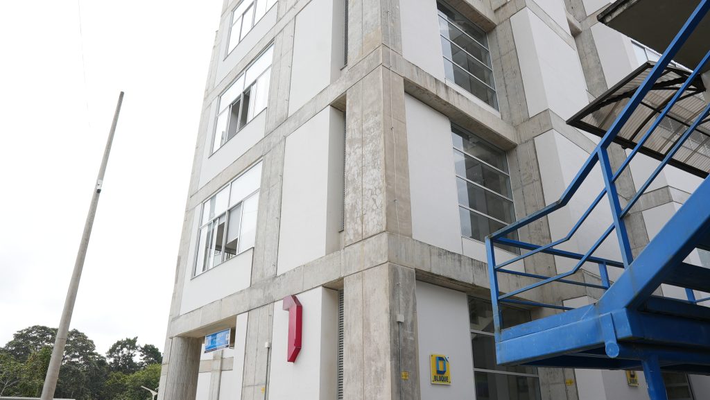 Desde el año 2021, la Universidad Tecnológica de Pereira, a través de su Facultad de Ingenierías, viene ofreciendo el Diplomado en Iluminación con Énfasis en RETILAP, un curso de profundización que ha formado ya cinco cohortes de profesionales en el área, con participantes provenientes de diversas universidades públicas y privadas de Colombia.