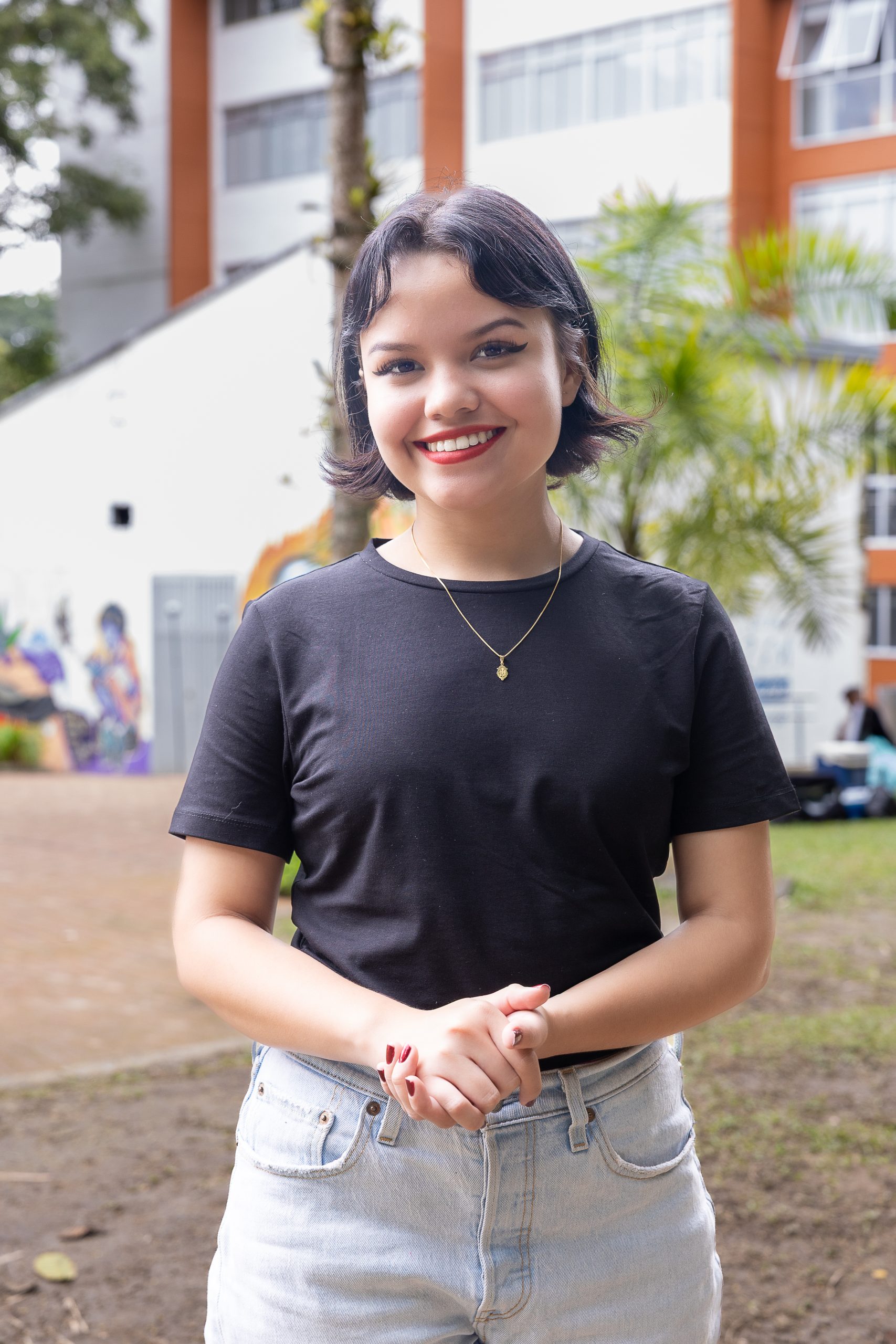 A sus 18 años, María José Florez no solo ha tejido flores con hilos de colores, también ha tejido su vida con fuerza, amor y propósito. Estudiante de primer semestre del programa de Tecnología Industrial, adscrito a la Facultad de Tecnología de la Universidad Tecnológica de Pereira, su historia refleja cómo la adversidad puede convertirse en impulso y cómo el emprendimiento puede ser también una forma de sanar.
