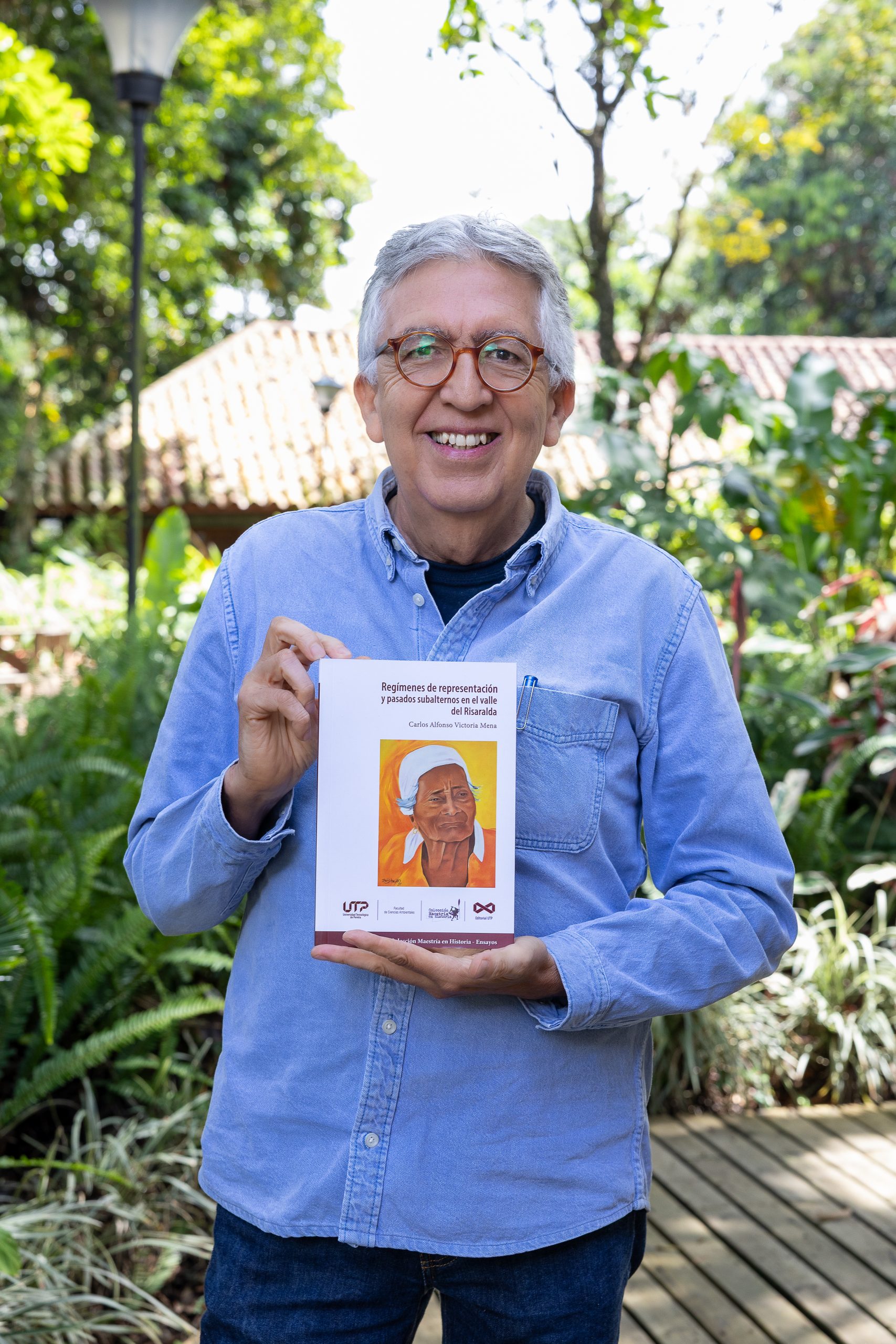 La Maestría en Historia de la Universidad Tecnológica de Pereira (UTP) presenta una nueva publicación académica que invita a repensar el pasado regional desde las orillas del poder. Se trata del libro Regímenes de representación y pasados subalternos en el Valle del Risaralda, escrito por el investigador Carlos Alfonso Victoria Mena, quien propone una lectura crítica sobre la configuración histórica del territorio y la exclusión sistemática de comunidades rurales y afrodescendientes.
