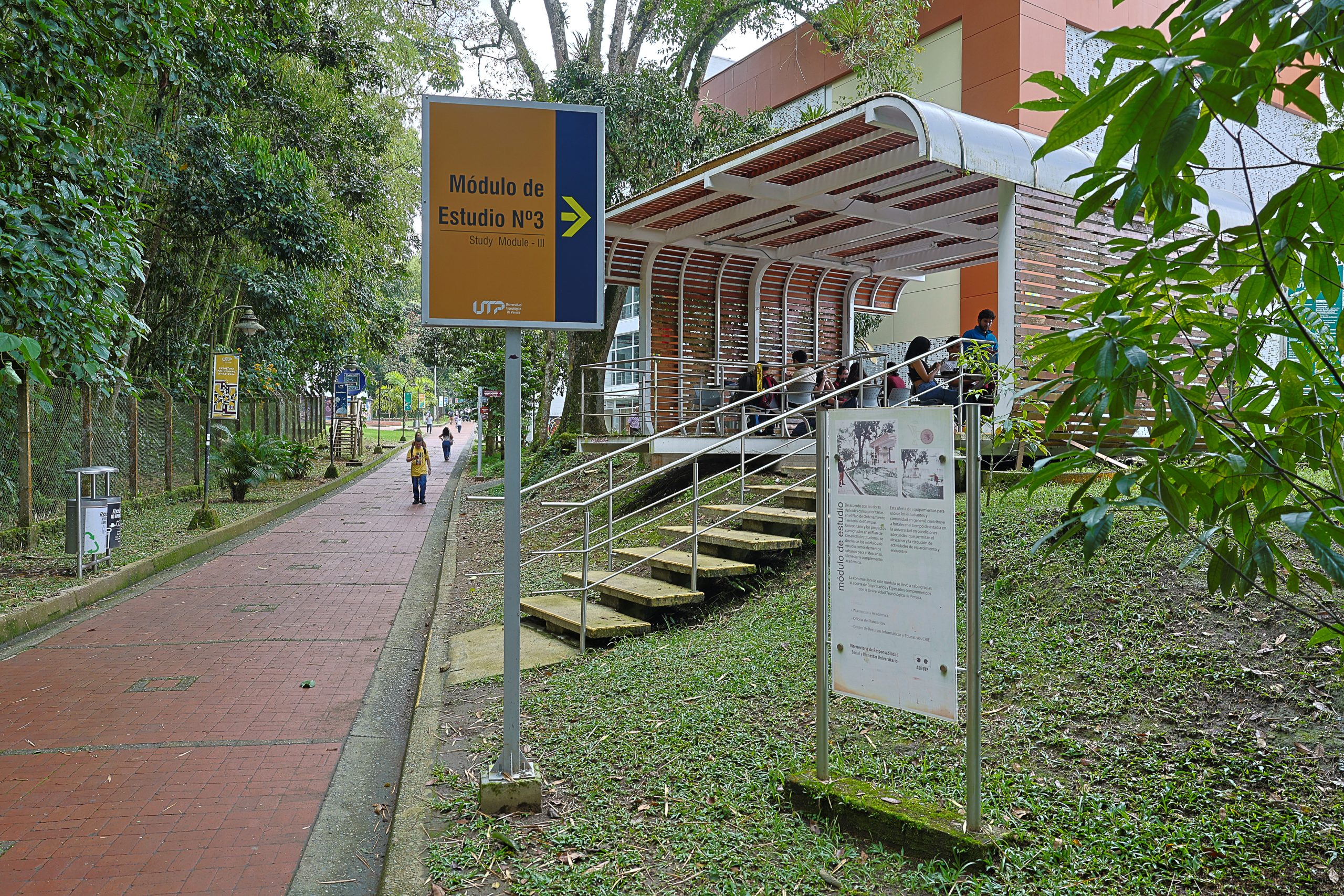 La Universidad Tecnológica de Pereira se destaca por su compromiso con la integridad, la ética y la transparencia, valores esenciales que guían la formación de sus futuros profesionales. Esto porque entiende que formar ciudadanos no solo implica impartir conocimientos técnicos, sino también inculcar principios que promuevan una sociedad justa y responsable.