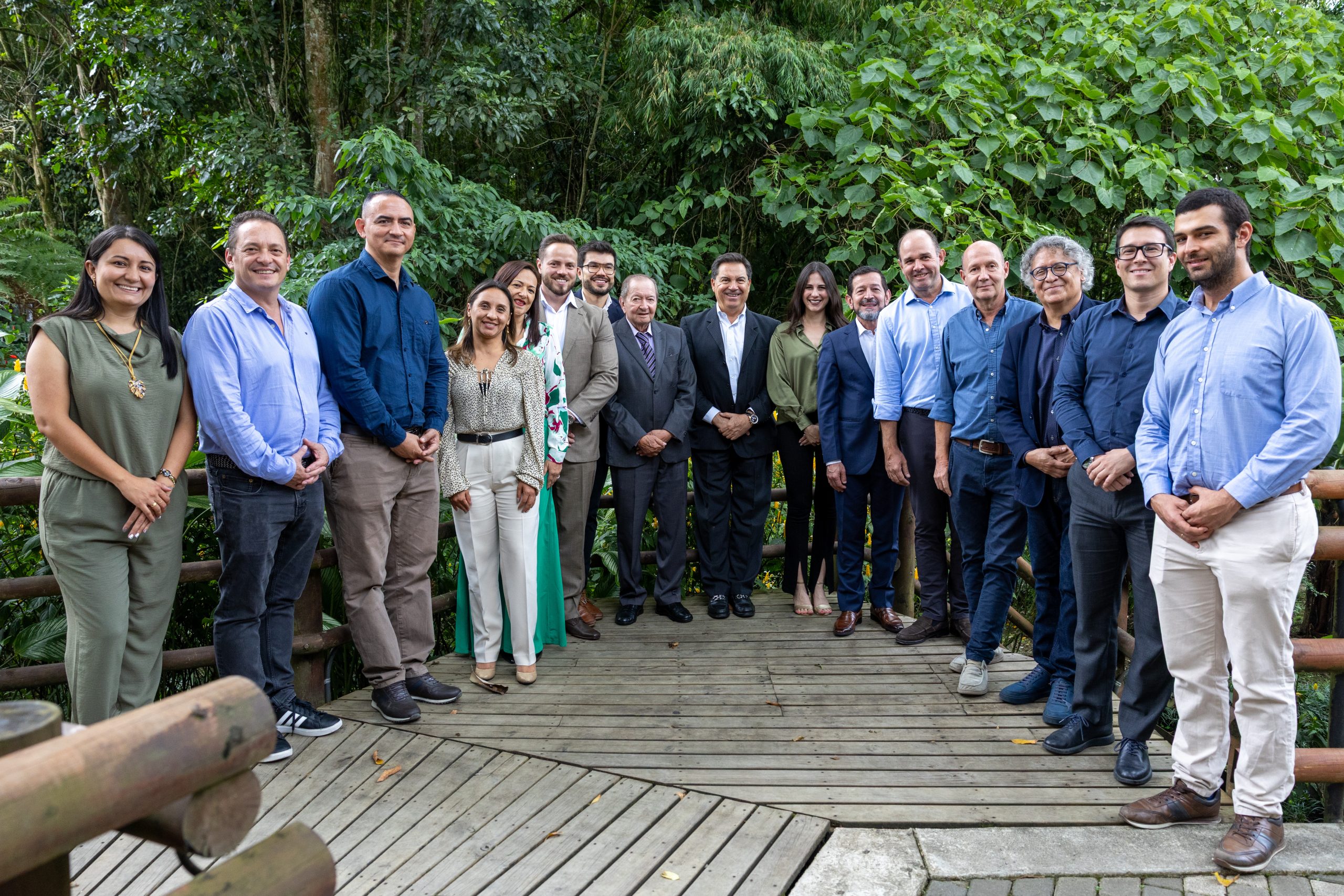 La Universidad Tecnológica de Pereira recibió en el Centro de Eventos del Jardín Botánico a los rectores y directivos de instituciones de educación superior del país, quienes participaron en el VIII Consejo Directivo y el Consejo Directivo Ampliado de ASCUN Región Centro Occidente. Este encuentro se consolidó como un espacio de diálogo y construcción colectiva orientado a fortalecer el trabajo conjunto por una educación superior equitativa, pertinente y sostenible para el país.
