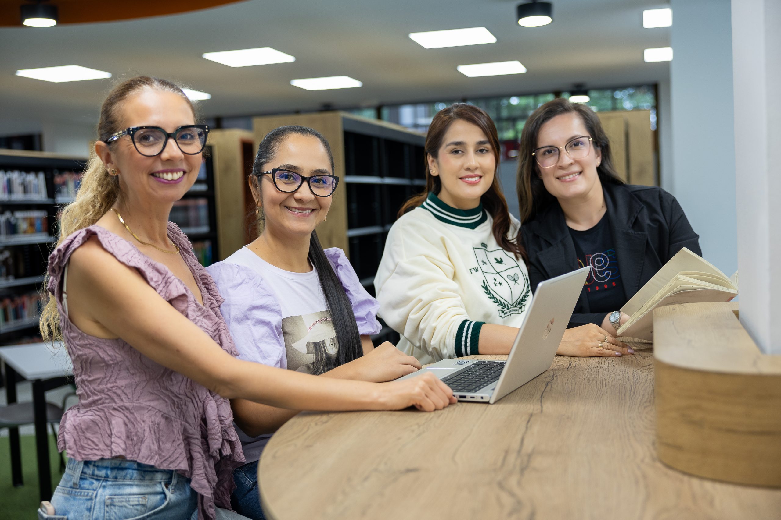 La Biblioteca Jorge Roa Martínez de la Universidad Tecnológica de Pereira abrirá un nuevo capítulo en su historia con la inauguración de espacios renovados que promueven el encuentro, el aprendizaje y la apropiación del conocimiento. A partir del lunes 26 de mayo, la comunidad universitaria podrá disfrutar de una experiencia transformadora en un entorno diseñado para responder a las necesidades contemporáneas de estudiantes, docentes y personal administrativo.