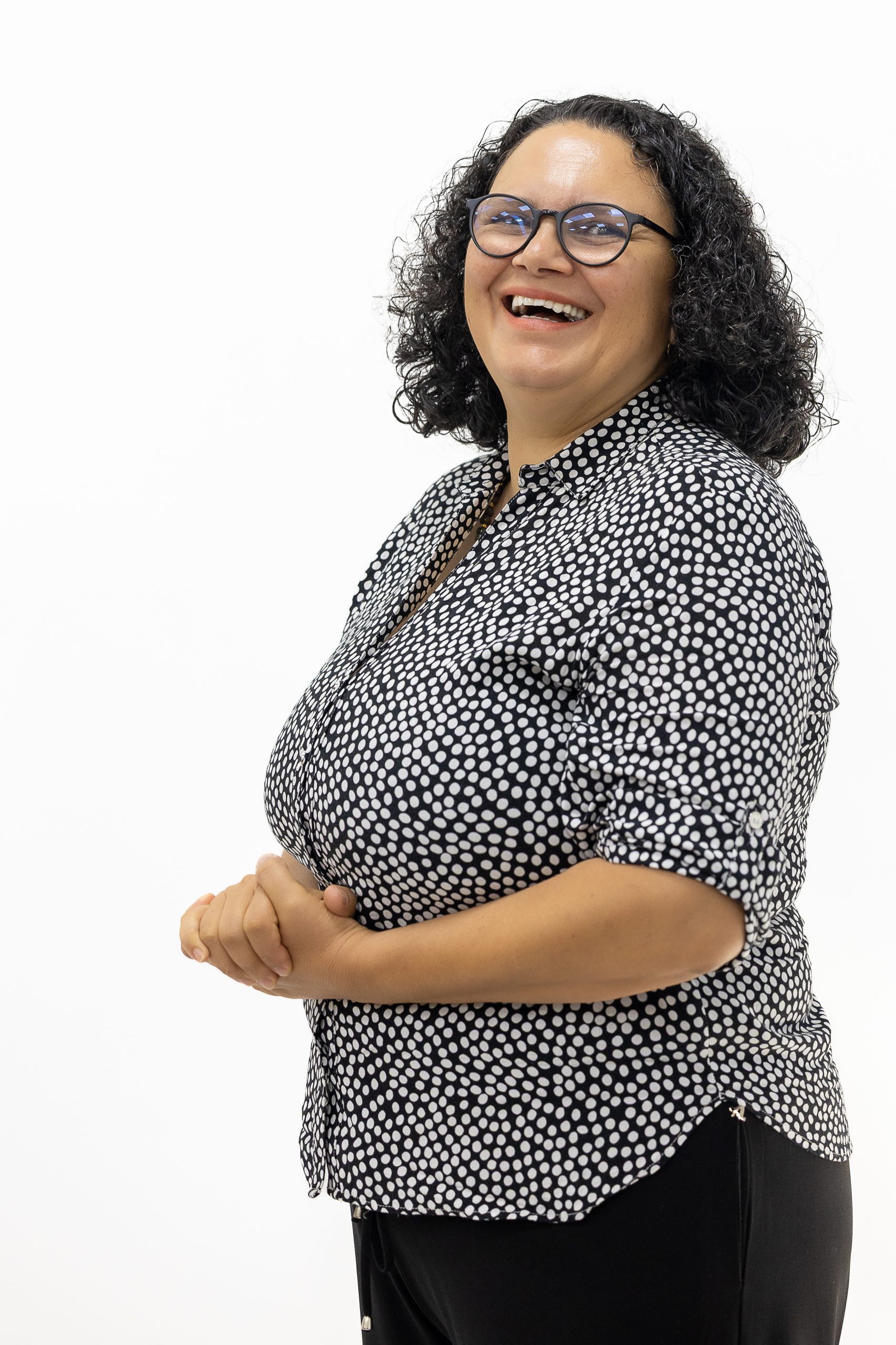 Nacida en un hogar donde la educación se concebía como el motor principal de la transformación social, Cecilia Luca Escobar Vekeman ha hecho de este principio el eje de su vida personal y profesional. Desde su infancia, este valor ha sido la base que guía su compromiso, extendido hoy a la familia que ha construido, con quienes comparte no solo afecto, sino un propósito: el empoderamiento de las comunidades desde la diversidad y el conocimiento.