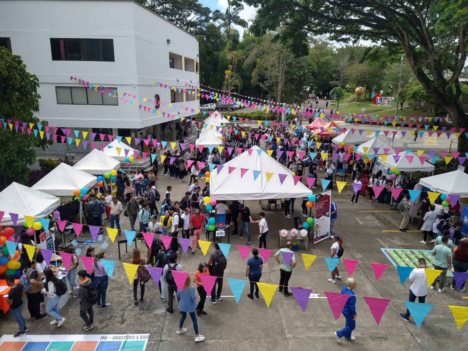 Informamos a toda la comunidad universitaria, que entre el jueves 7 de noviembre en horas de la tarde y viernes 11 noviembre, estará cerrado el Parqueadero Central, contiguo al Edificio Administrativo (Bloque 1), toda vez que en ese lugar se realizará la PDI FEST-RUTA DEL CONOCIMIENTO.