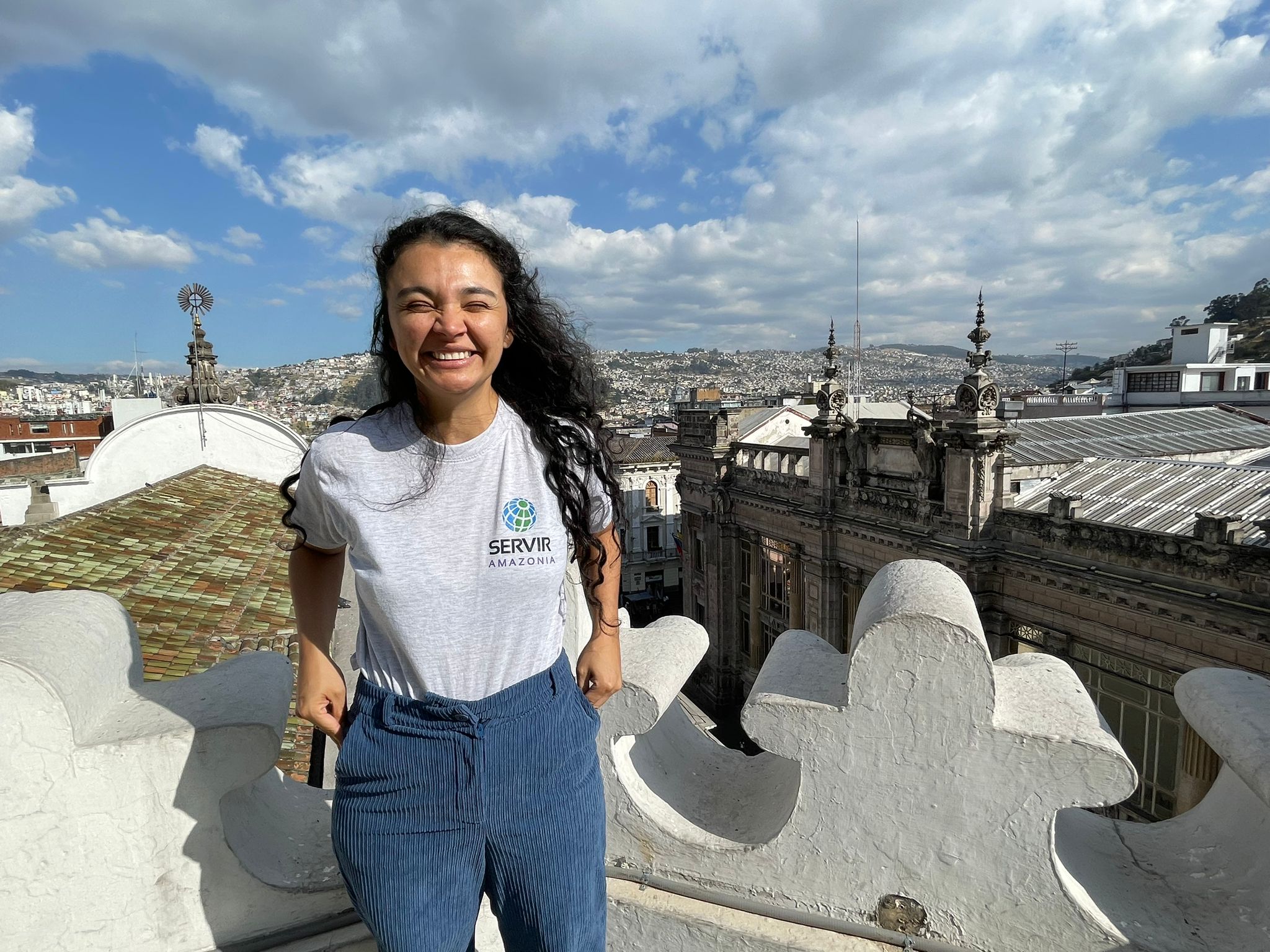 Natalia Andrea Bermúdez Rico siempre ha sido descrita como una soñadora, y quienes la conocen saben que esa es una de sus mejores cualidades. Nació en Pereira y desde muy pequeña tuvo la fortuna de crecer rodeada de otros niños y de jugar al aire libre. Natalia recuerda esos días con cariño, cuando los juegos al escondite, el avioncito y las rondas con amigos eran el centro de sus tardes. Ella recuerda su pasado con amor y agradecimiento y vive de igual manera su presente, lleno de ilusiones y amor por lo que hace, pues logró cumplir sus sueños y ahora trabaja en la NASA.