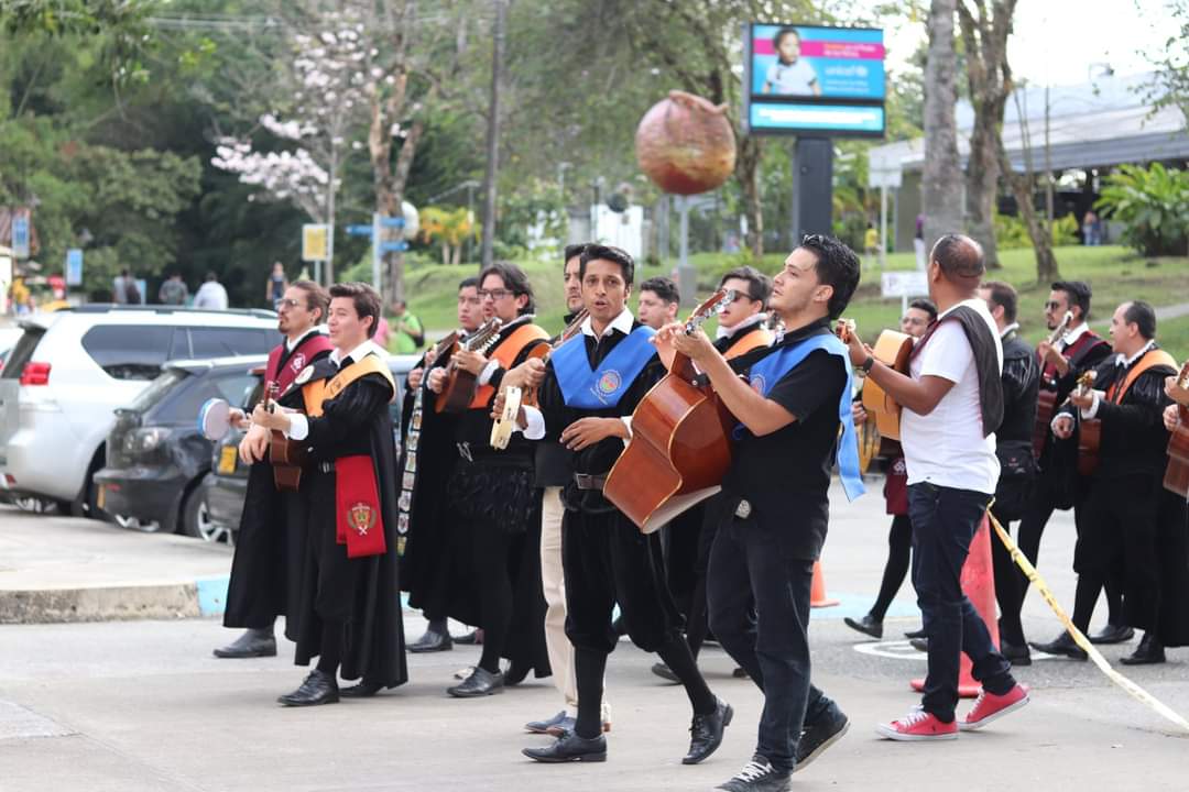 Con el eco vibrante de las guitarras, panderetas y voces que resuenan con pasión, la Tuna Universitaria de la Universidad Tecnológica de Pereira se prepara para encantar al público en un nuevo e imperdible evento que promete ser una fiesta de alegría, música y tradición. Esta ocasión especial reunirá a tunas de todo el país y de otros países, en un encuentro donde los lazos de hermandad y la magia de las melodías se fusionarán para crear una experiencia inolvidable.