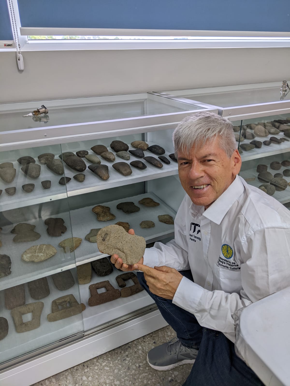 Como un viaje para fortalecer lazos con la academia y proyectar futuras colaboraciones en investigación e intercambios estudiantiles, el docente Carlos Eduardo López Castaño, coordinador del laboratorio de Ecología Histórica y Patrimonio Cultural de la Facultad de Ciencias Ambientales de la UTP, realizó recientemente una destacada visita a San José, Costa Rica. Esta experiencia se dividió en dos partes: una académica, en la que ofreció una conferencia en la Universidad de Costa Rica  UCR, y otra deportiva, en la que representó a Colombia en el Campeonato Panamericano de Esgrima de Veteranos, alcanzando el sexto lugar en la categoría V2. 