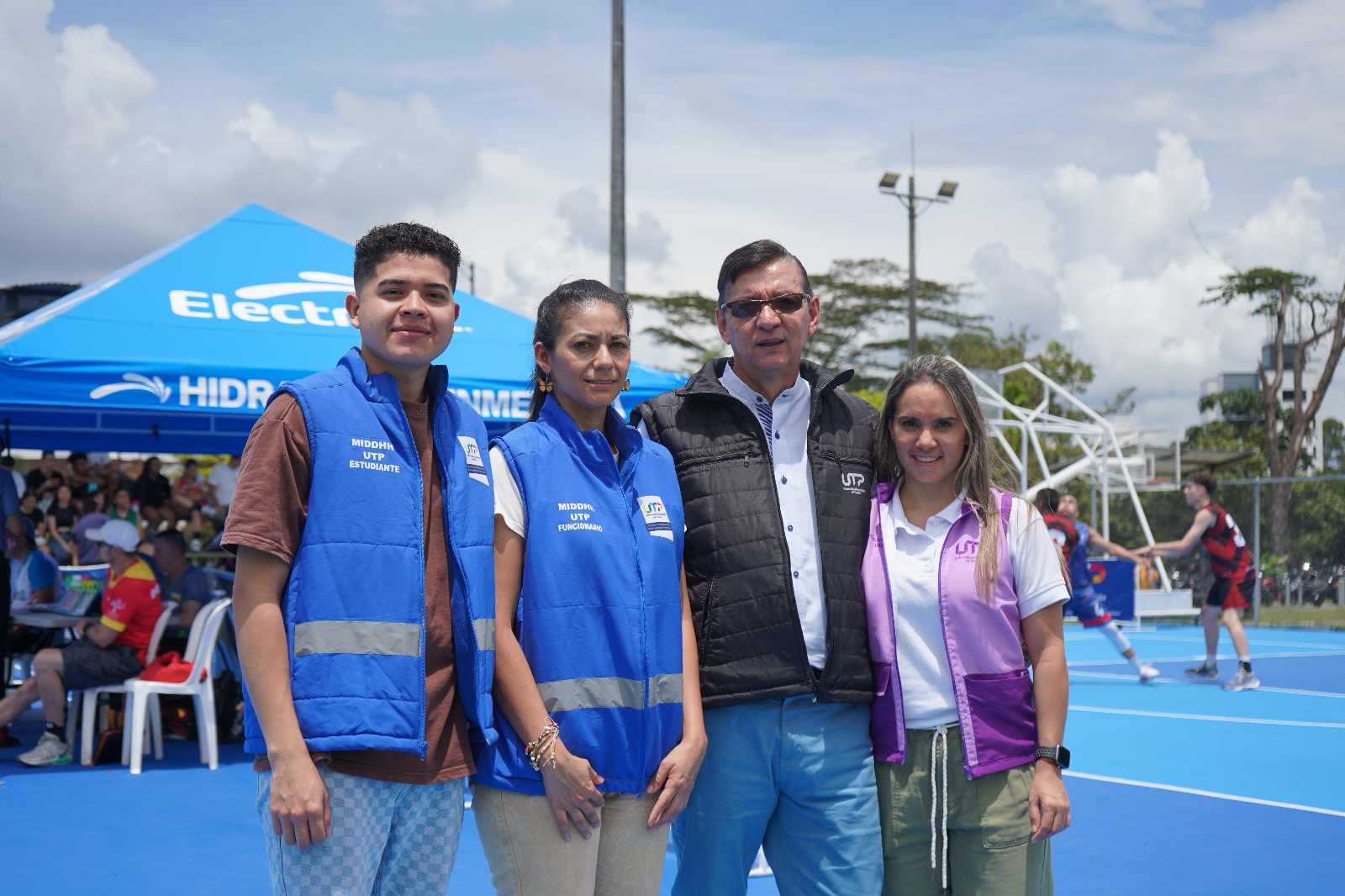 Durante un recorrido que realizó el rector, Francisco Uribe, para ver cómo se desarrollan en el Campus los Juegos Universitarios, destacó la idoneidad de los escenarios y la capacidad de los estudiantes que se vincularon como voluntarios para que este encuentro de más de 6000 deportistas esté siendo un éxito.