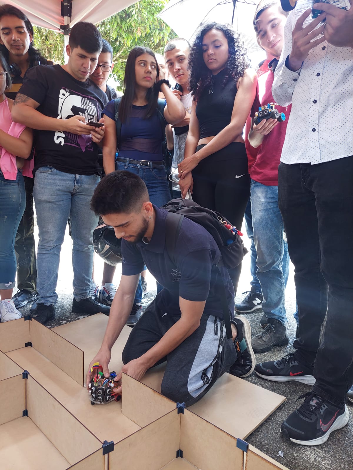 La Facultad de Tecnología de la Universidad Tecnológica de Pereira extiende su invitación final a toda la comunidad universitaria para que participe en la Semana de la Facultad que se llevará a cabo del miércoles 23 al viernes 25 de octubre. Este evento promete ser un espacio de aprendizaje y esparcimiento, donde los estudiantes, docentes, egresados y personal administrativo podrán compartir experiencias y conocer más a fondo las actividades y proyectos que fortalecen el desarrollo tecnológico de la facultad.