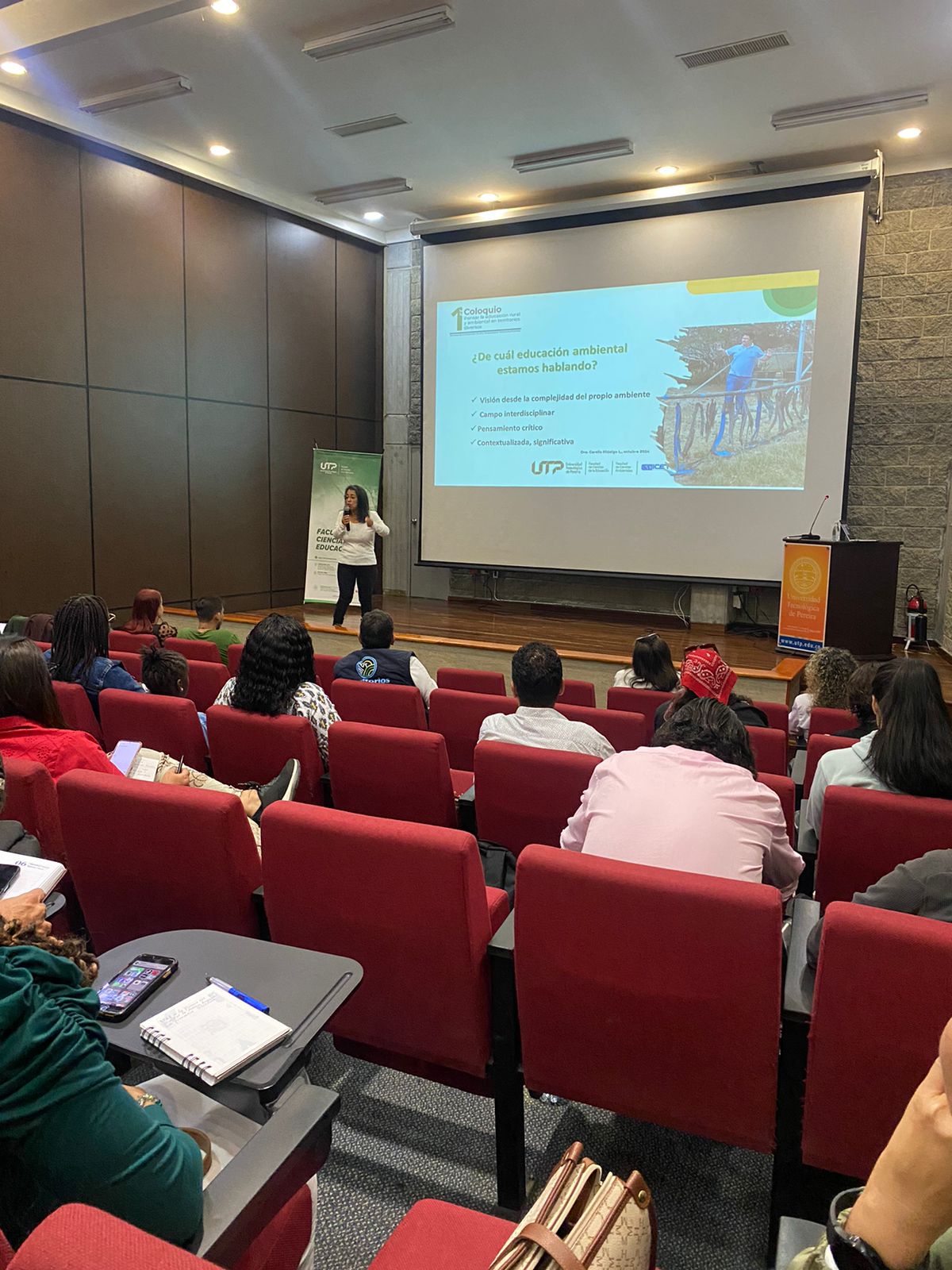 La Universidad Tecnológica de Pereira, desde sus facultades de Ciencias de la Educación y Ciencias Ambientales, aborda la temática de la relación entre la educación y el medio ambiente para repensar y transformar la ruralidad. La articulación es fundamental para lograr este objetivo.