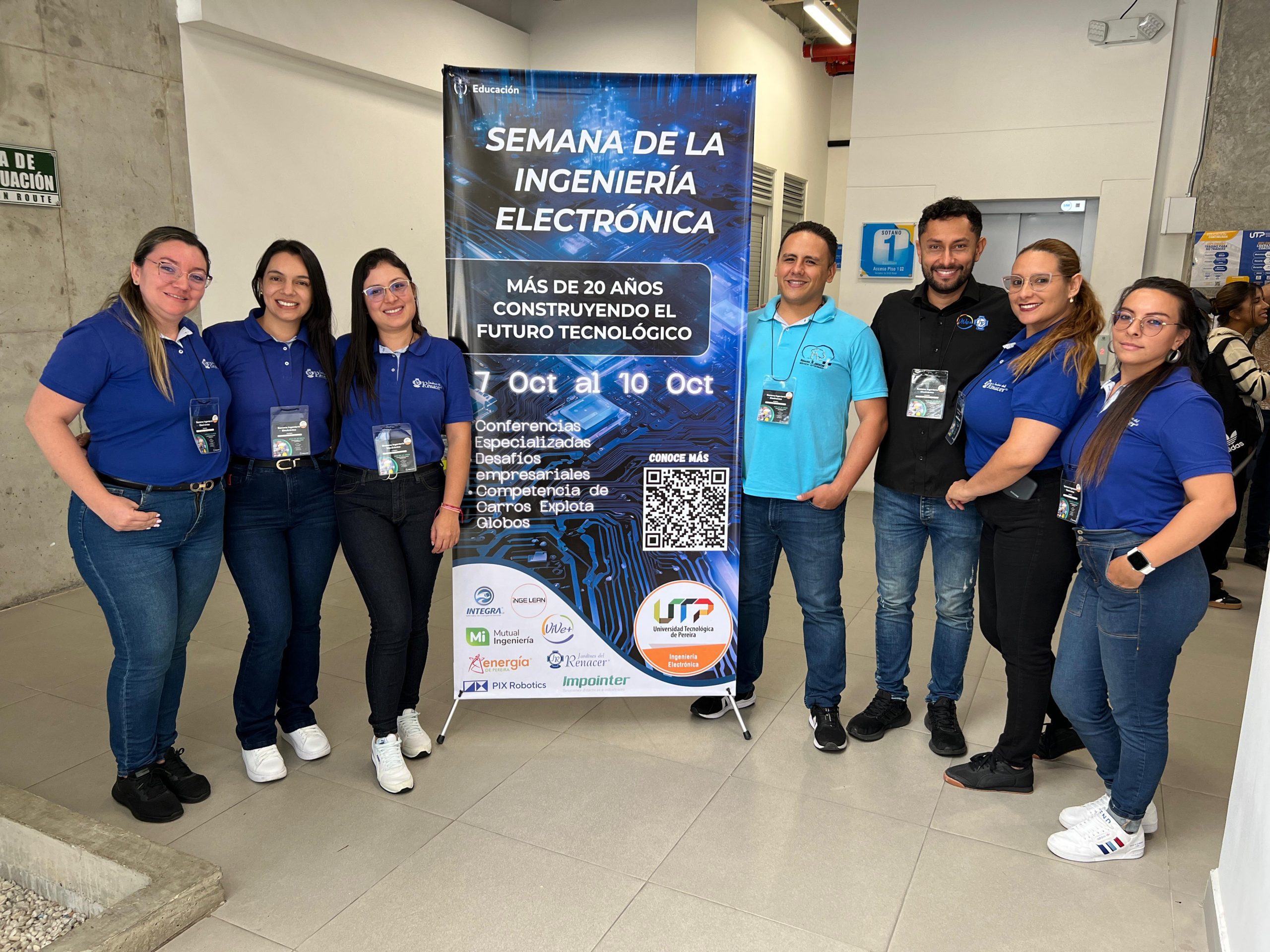 Del 2 al 6 de octubre, la Universidad Tecnológica de Pereira fue testigo de una nueva edición de la Semana de la Ingeniería Electrónica, un evento anual que desde 2011 ha reunido a estudiantes, egresados y expertos para celebrar la identidad y los logros de este programa. Este año, la semana estuvo cargada de actividades académicas, recreativas y un fuerte enfoque en la vinculación con el sector empresarial, logrando una gran participación y éxito en cada uno de sus eventos.