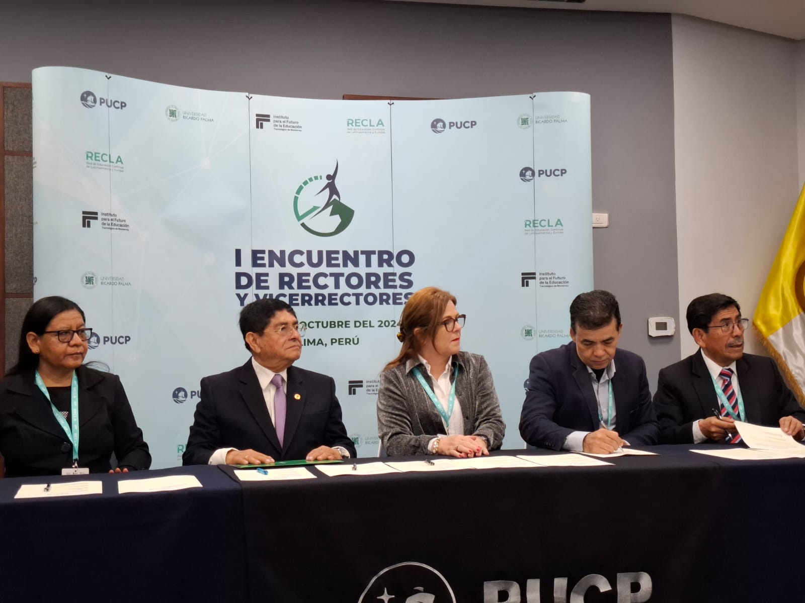 Como miembros de la Red de Educación Continua para Latinoamérica y Europa (RECLA), la UTP participó en el XXIX Encuentro Internacional “El liderazgo ágil y transformador de la educación continua en los nuevos entornos de cambio” desarrollado en la ciudad de Lima. En este espacio se profundizó en las últimas innovaciones y estrategias de la educación continua que abarcan todas las edades, reflexionando sobre el papel crucial que desempeña ante los desafíos de un mundo en cambio acelerado, con un enfoque en el liderazgo ágil y transformador.