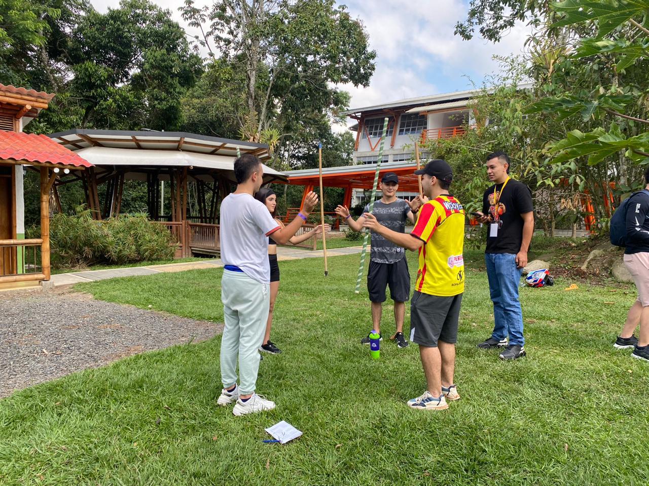 La Universidad Tecnológica de Pereira fue el escenario de una actividad única y enriquecedora: el Circuito Académico, una iniciativa organizada por estudiantes de último semestre del programa de Tecnología Industrial de la Facultad de Tecnología, que tuvo como principal objetivo integrar a los estudiantes de primeros semestres y brindarles una oportunidad de conocer más a fondo su entorno universitario a través de una dinámica lúdica y competitiva.