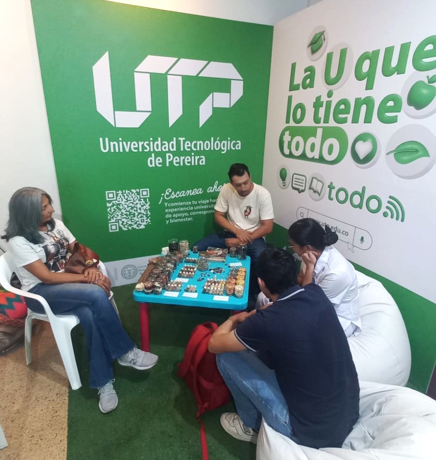 Aida Milena García, directora del Centro de Gestión Ambiental (CGA) de la Universidad Tecnológica de Pereira (UTP), destacó la importancia de la participación del CGA en la COP 16, evento que reúne a delegados de 196 países para discutir la conservación de la biodiversidad y los servicios ecosistémicos. Según la directora, la presencia del CGA en este foro internacional busca visibilizar los procesos comunitarios relacionados con la preservación de semillas y la soberanía alimentaria, elementos clave para la sostenibilidad del planeta. 