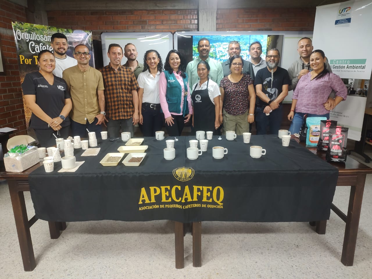 En el marco del Programa de Compras Sostenibles de la Universidad Tecnológica de Pereira, liderado por el Centro de Gestión Ambiental, se llevó a cabo una cata de café dirigida a administrativos y docentes de la institución. El evento, realizado en colaboración con la Asociación de Pequeños Cafeteros de Quinchía (APECAFEQ), permitió a los asistentes vivir una experiencia sensorial única, aprendiendo sobre las características y cualidades de los cafés producidos en el municipio de Quinchía. 