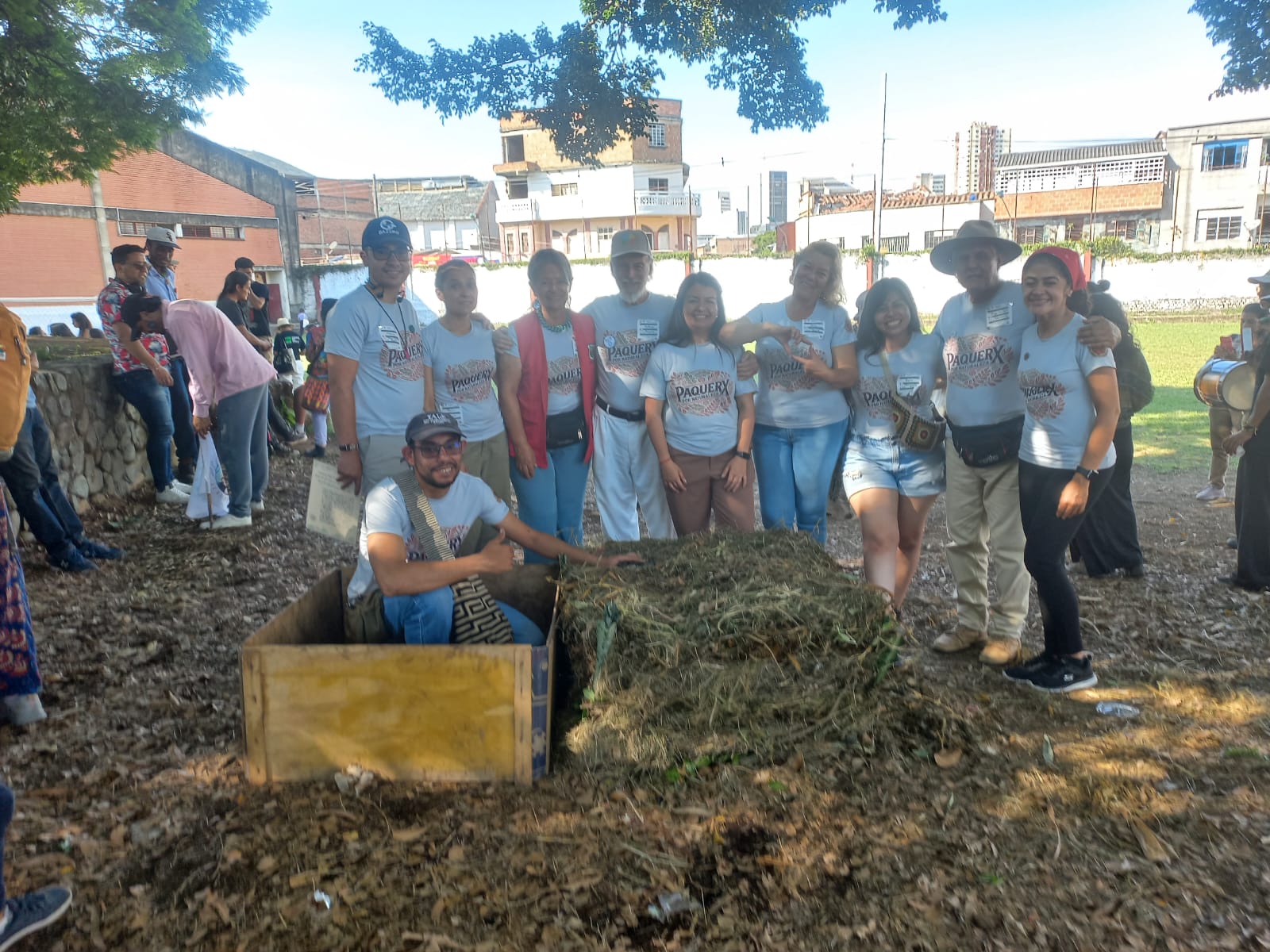 En el marco de la COP 16 que se celebra en Cali, el Centro de Gestión Ambiental de la Universidad Tecnológica de Pereira tuvo una participación activa y significativa en el Encuentro Nacional de Pacas. Este evento, que ha reunido a más de 150 asistentes de todo el país, es un espacio donde se abordan los avances y desafíos en la gestión de residuos orgánicos, y en el que el papel de las pacas digestoras tipo Silva se destaca como una tecnología de vanguardia en el manejo de residuos y la educación ambiental. 