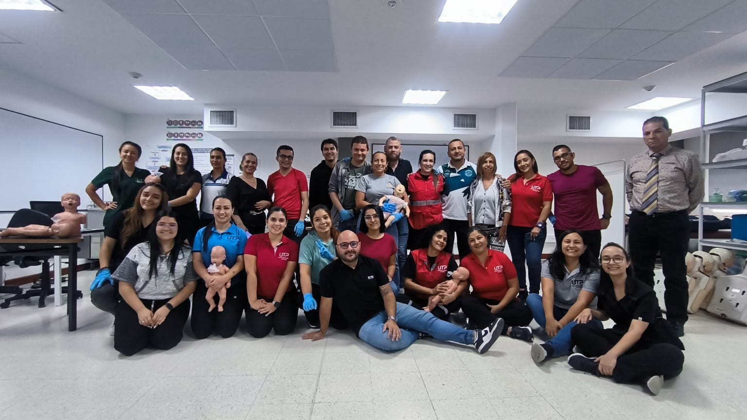 La Universidad Tecnológica de Pereira refuerza su compromiso con la seguridad y el bienestar de su comunidad universitaria a través de capacitaciones especializadas. En esta ocasión, el equipo de la brigada de emergencias de la UTP participó en un entrenamiento de reanimación básica en el laboratorio de simulación clínica de la universidad, dirigido por la docente Daniela Restrepo, instructora del programa de Atención Prehospitalaria. 