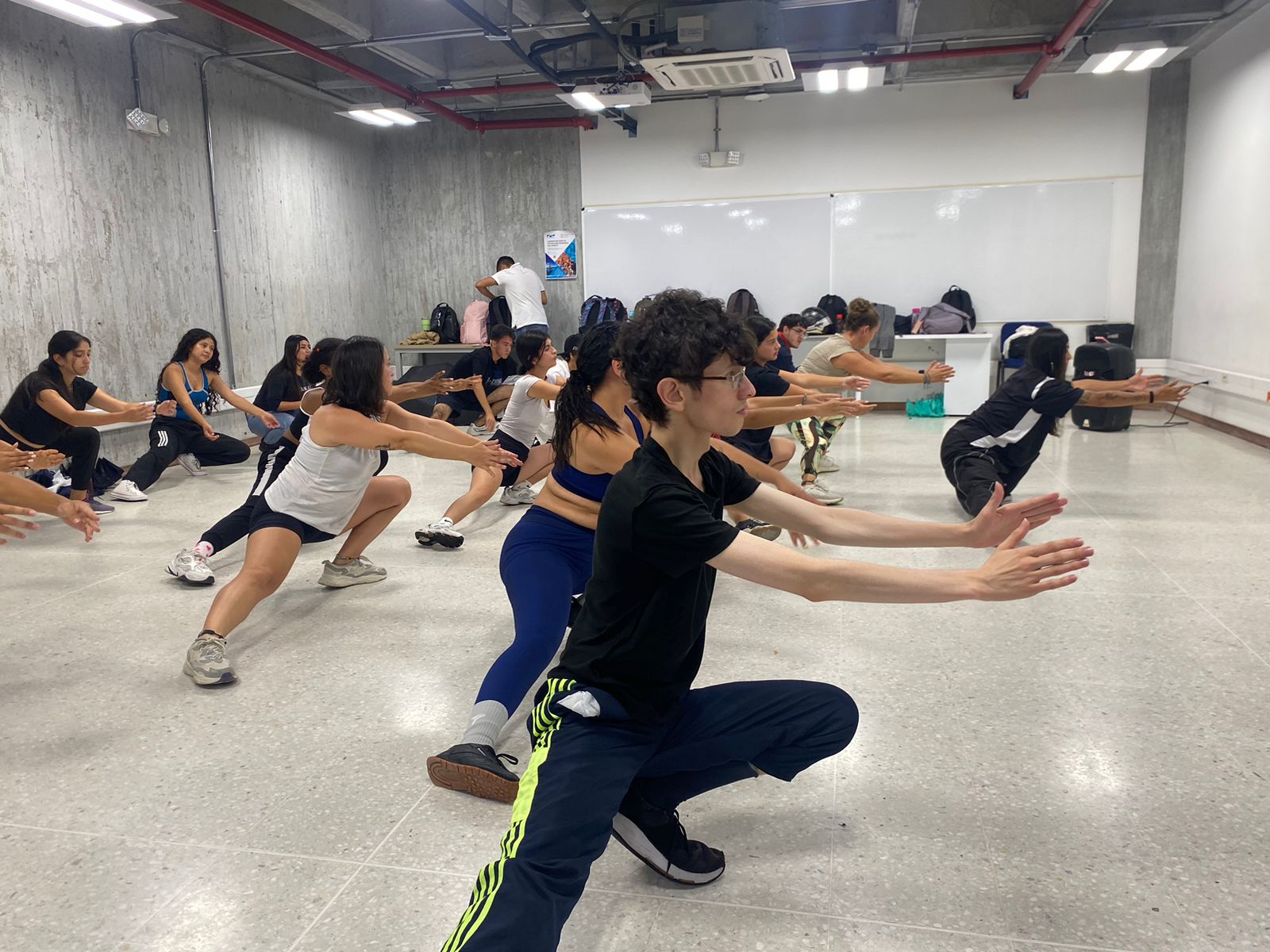 Este evento que reunió a cientos de estudiantes, administrativos, docentes, egresados y jubilados en torno al deporte, el baile y la cultura hace parte de la campaña "Habla, Comparte y Vive" que busca promover la prevención de enfermedades de salud mental y fomentar la construcción de comunidad dentro de la institución.