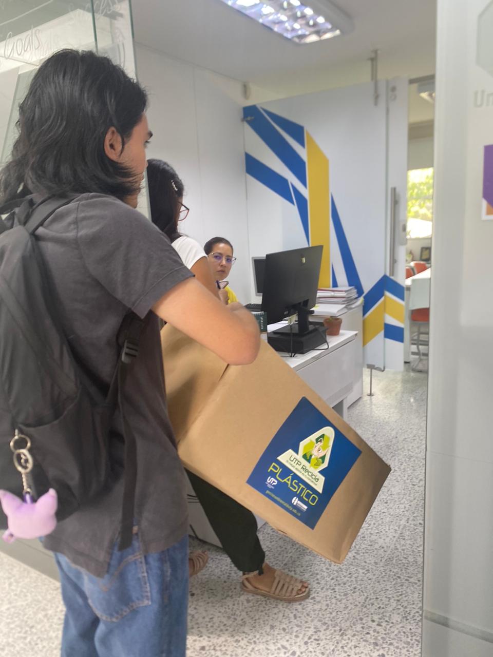 El Centro de Gestión Ambiental de la Universidad Tecnológica de Pereira continua con su programa de reciclaje en el campus, mediante la instalación de cajas ecológicas destinadas a la recolección de residuos de papelería en las oficinas administrativas. Esta acción, enmarcada dentro de la línea de servicio social UTP Recicla, tiene como objetivo optimizar la ruta de reciclaje y sensibilizar a los administrativos sobre la importancia de una correcta separación en la fuente. 