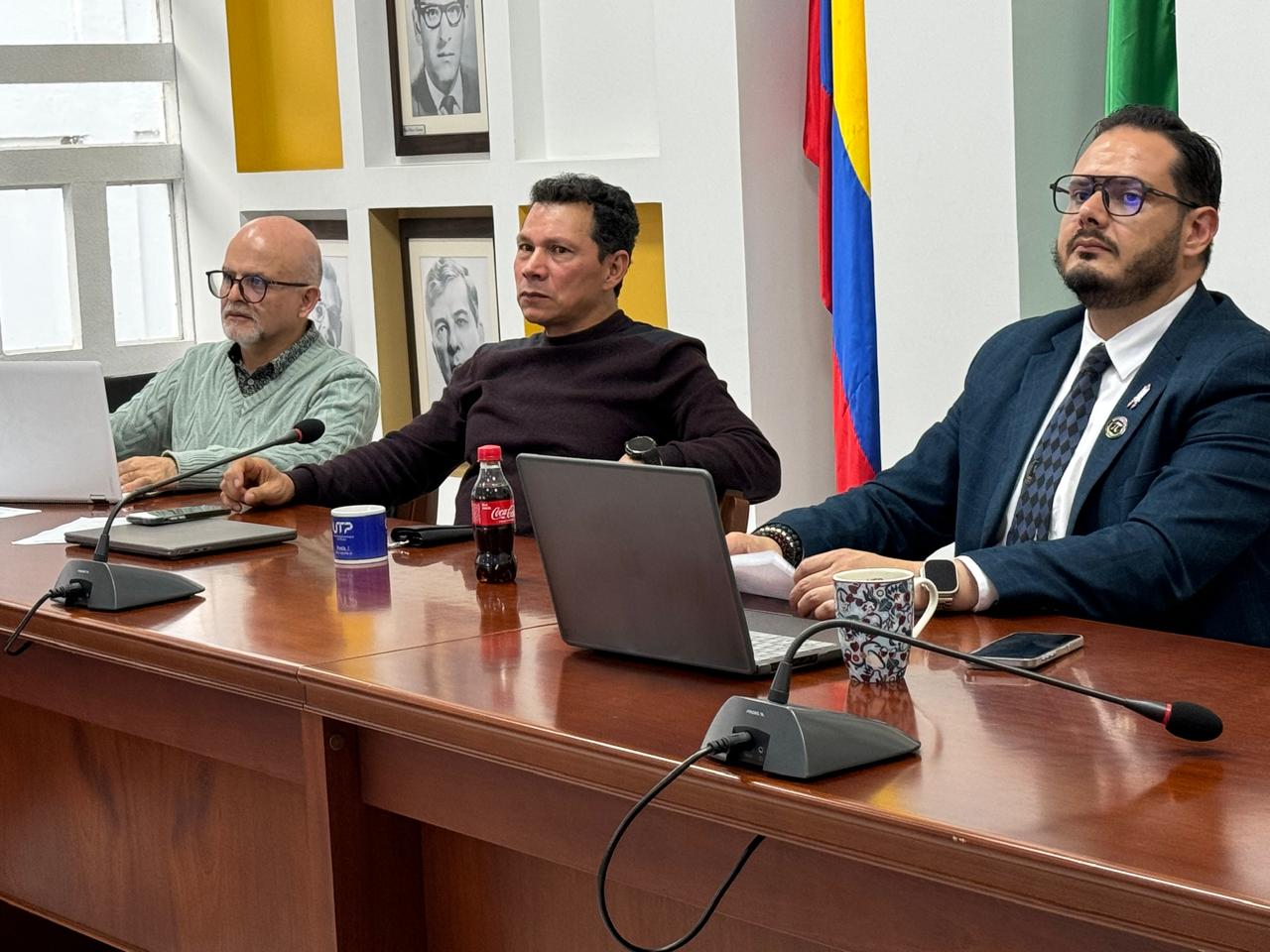 Durante los días miércoles y jueves de esta semana, la Maestría en Enseñanza de la Matemática de la Universidad Tecnológica de Pereira (UTP) recibió la visita de dos pares académicos designados por el Consejo Nacional de Acreditación (CNA). Este proceso es fundamental para evaluar la calidad del programa y determinar su reacreditación, reafirmando su compromiso con la excelencia académica.