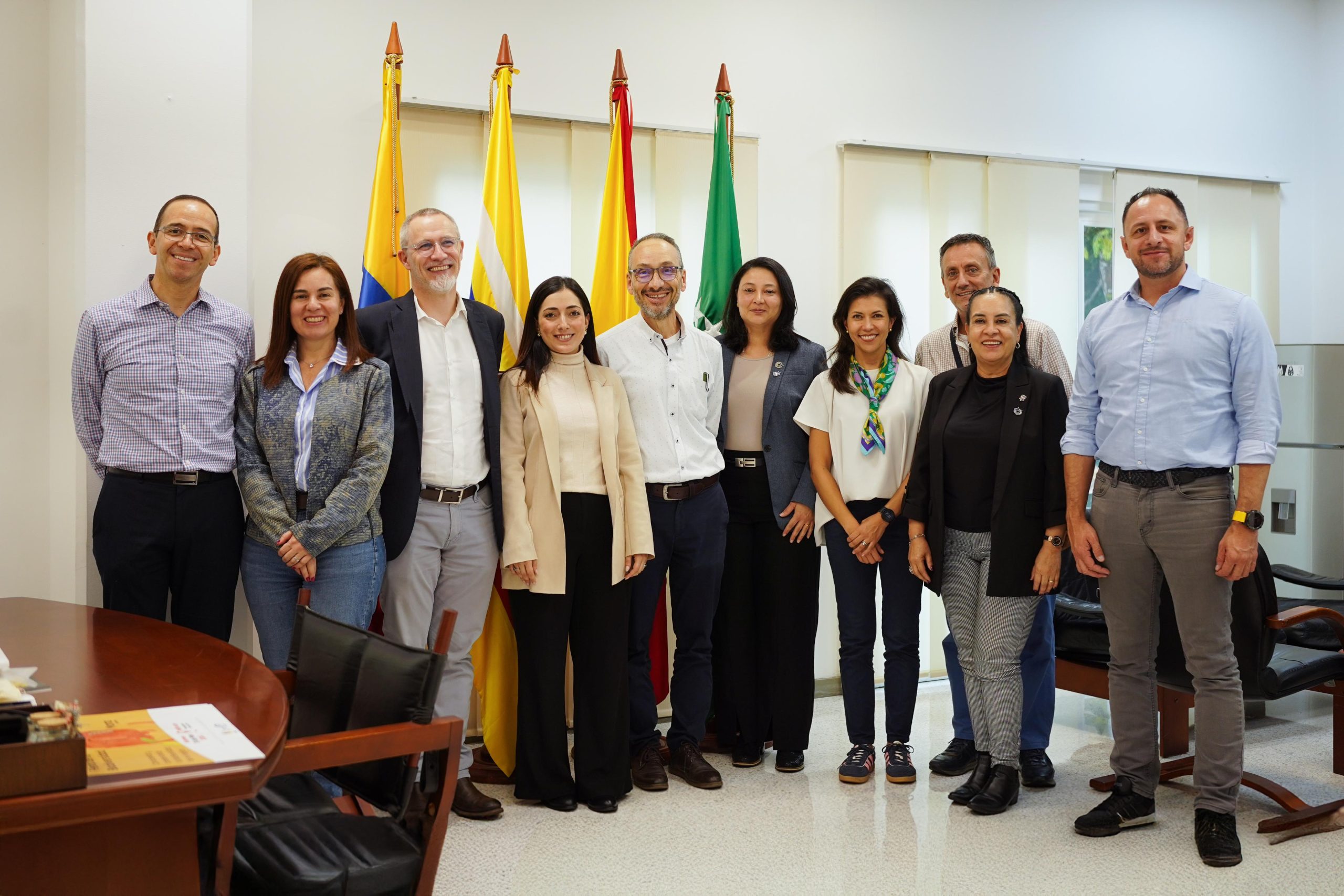 La Universidad Tecnológica de Pereira (UTP), a través de su Oficina de Relaciones Internacionales liderada por Carolina Cuartas Nader, recibió el pasado 20 de noviembre a la Fundación para el Futuro de Colombia - COLFUTURO, en el marco de su gira regional. Este evento destacó el compromiso de la UTP con la formación internacional y el intercambio académico, reuniendo a representantes de diversos países y entidades.