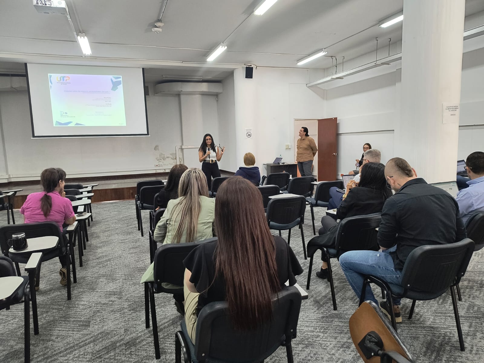 Dando un saludo de bienvenida a los asistentes y contextualizando la metodología del taller y la importancia para la institución, la ingeniera Viviana Marcela Carmona, Líder del área de Gerencia del PDI, dio inicio al Taller de actualización del Programa de Transparencia y Ética Pública de la UTP, PACTO 2024.