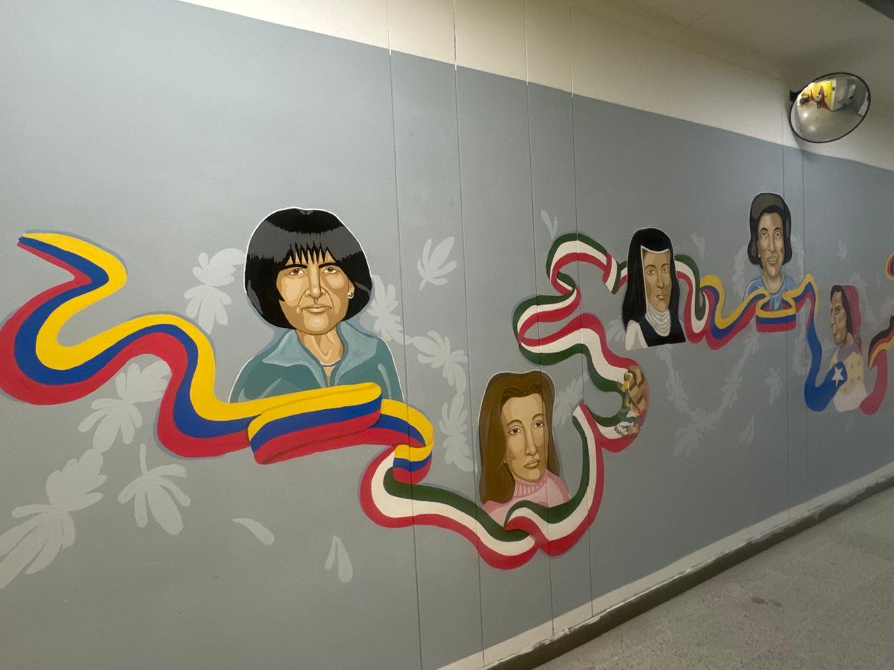 Las paredes de los pasillos del primer piso del edificio de Bellas Artes y Humanidades de la Universidad Tecnológica de Pereira (UTP) se han transformado en un lienzo monumental, donde estudiantes de Artes Visuales han plasmado su creatividad y talento en obras de gran formato que dialogan con el arte urbano y la memoria colectiva.