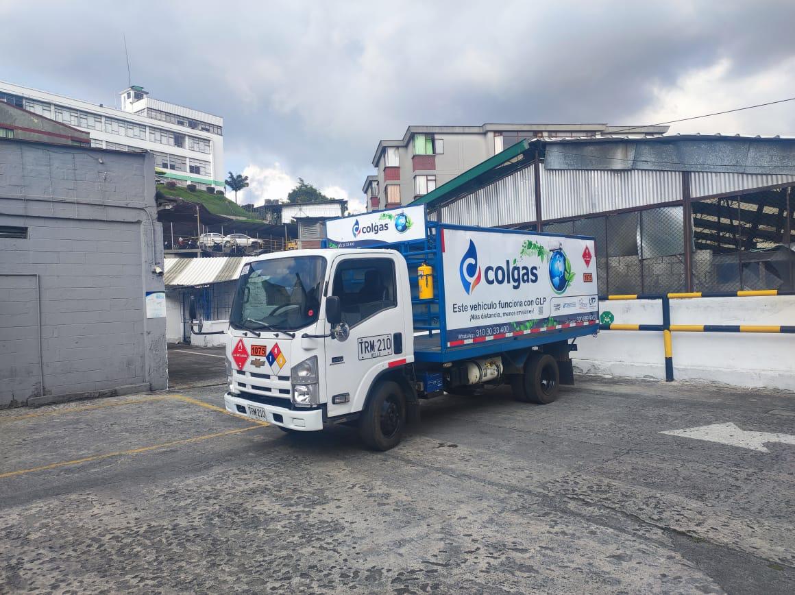 La Universidad Tecnológica de Pereira (UTP), a través del Grupo de Investigación en Materiales Avanzados (GIMAV), realizará la entrega oficial del primer prototipo de camión adaptado para operar con Gas Licuado de Petróleo (GLP). El evento tendrá lugar el próximo jueves 5 de diciembre a las 2:00 p.m. en el parqueadero principal de la UTP, con una invitación abierta a la comunidad académica y al público interesado en soluciones sostenibles.