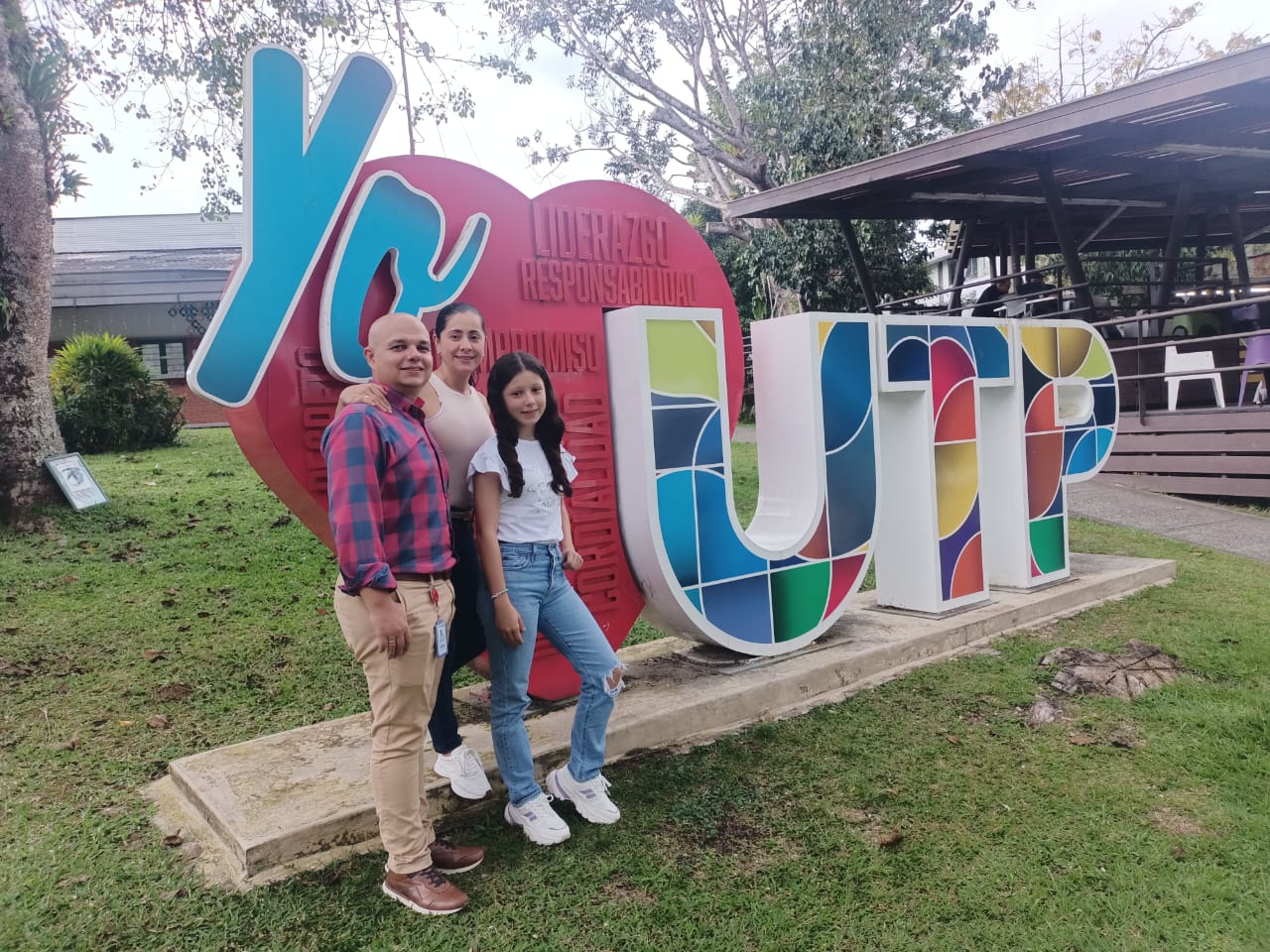 Académicamente hablando, Juan Felipe Hurtado es hecho en la Universidad Tecnológica de Pereira, aunque quería estudiar arquitectura, sus condiciones familiares, lo llevaron a formarse en tecnología Industrial de la única universidad pública de Risaralda, hasta llegar a formación avanzada, hoy se convierte en otro de los embajadores ilustres de la UTP en el mudo.