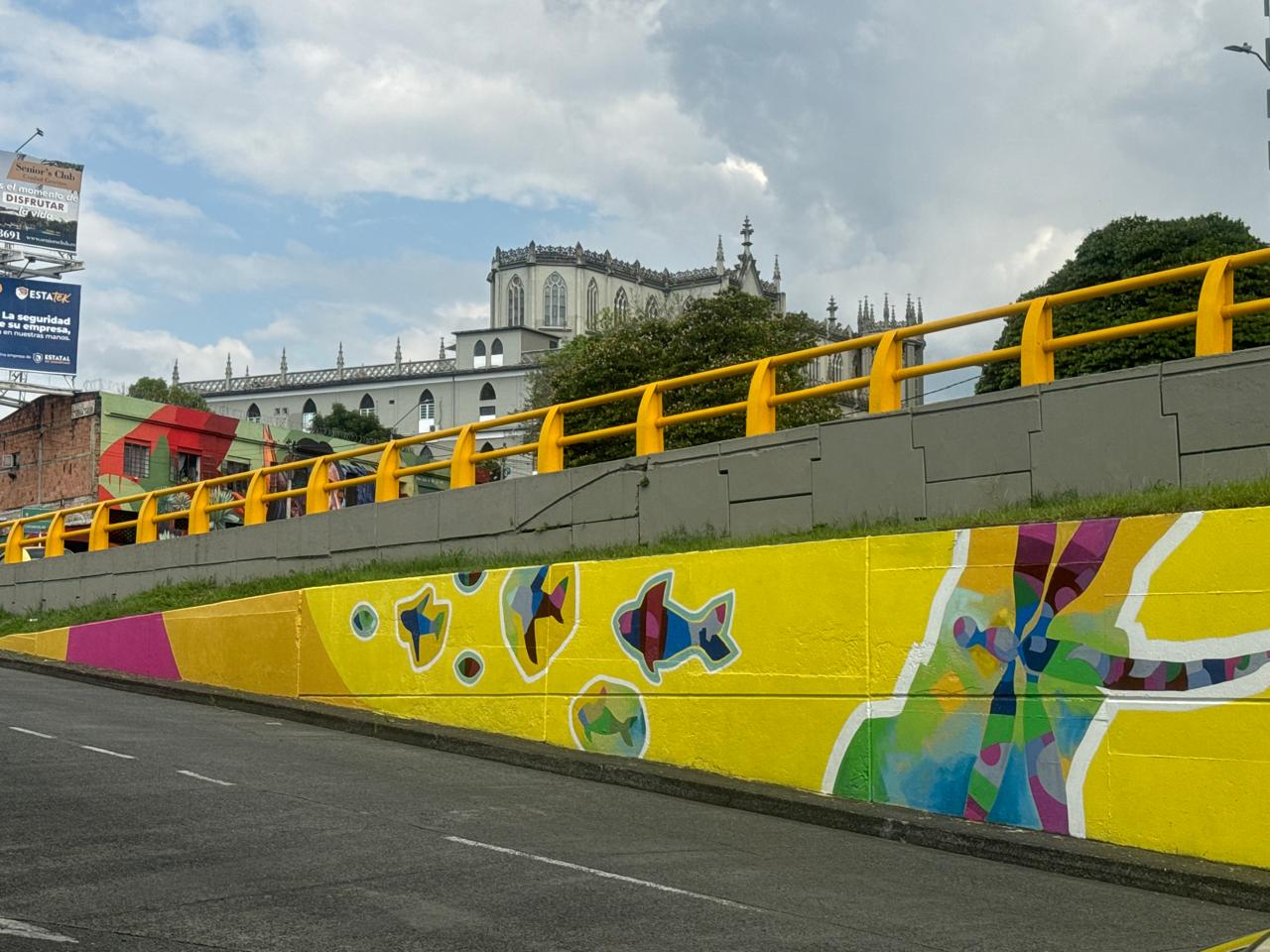 Cuatro murales monumentales han transformado el gris de los muros de la intersección vial de la calle 17, a la altura de la Gobernación de Risaralda, en una obra vibrante de arte urbano. Estas creaciones narran las historias del río Otún, el afluente tutelar de Pereira, y son el resultado del talento y la visión del maestro Mario Méndez, docente de la Escuela de Artes Visuales de la Facultad de Bellas Artes y Humanidades de la Universidad Tecnológica de Pereira.