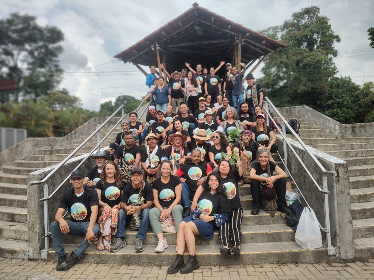 La Universidad Tecnológica de Pereira  se convirtió en el epicentro de una celebración única: la Feria de Semillas Nativas y Criollas “Raíces y semillas, al corazón de los custodios”. Organizado por el Centro de Gestión Ambiental de la UTP, este evento reunió a custodios de la biodiversidad, miembros de la comunidad universitaria y habitantes de Pereira en un emotivo encuentro con nuestras raíces y la riqueza de la tierra.