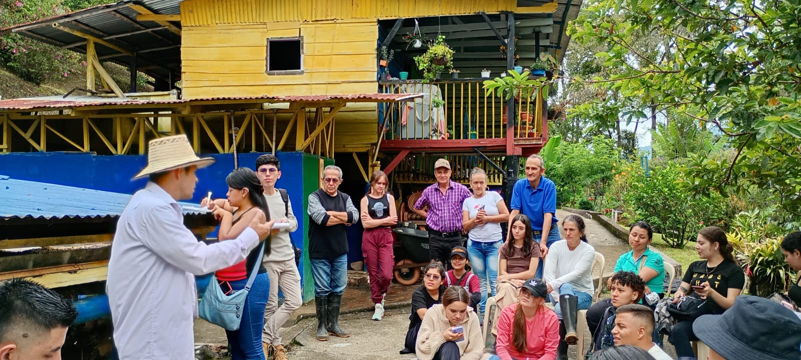 Cincuenta y cinco estudiantes del programa de Turismo Sostenible de la Facultad de Ciencias Ambientales de la Universidad Tecnológica de Pereira vivieron una experiencia transformadora en una salida de campo diseñada para integrar teoría y práctica, marcando el cierre de su semestre académico.