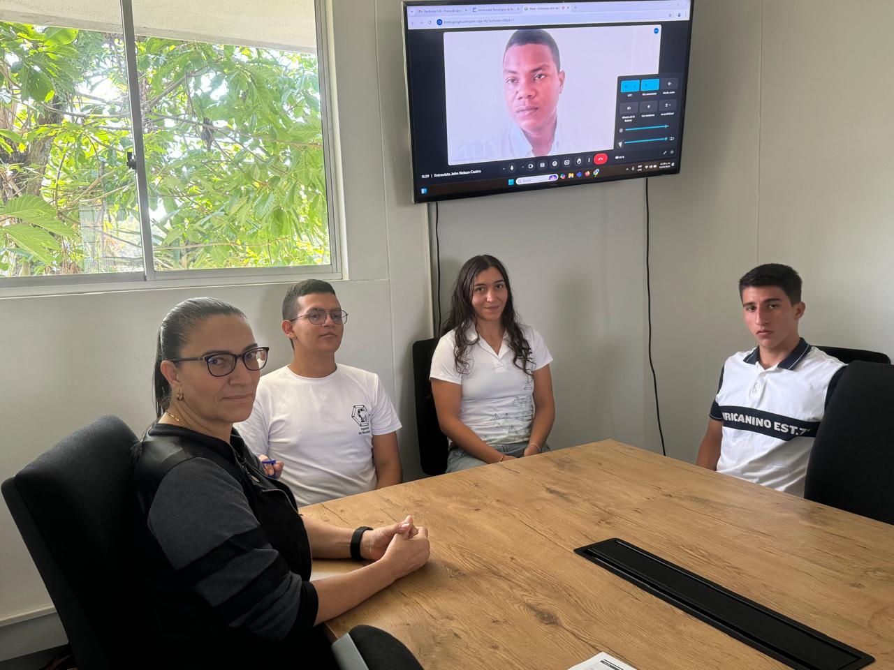 La Facultad de Tecnologías de la Universidad Tecnológica de Pereira realizó un emotivo reconocimiento a ocho estudiantes que, a través de su dedicación y esfuerzo, se han destacado por su desempeño académico, actividades extracurriculares y su capacidad para superar desafíos personales. Este acto, enmarcado en las actividades de la Semana de la Facultad, busca visibilizar ejemplos de formación integral, inspirando a otros miembros de la comunidad universitaria.