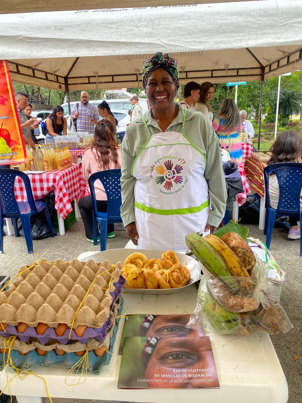 El primer Mercado Agroecológico del año abrió sus puertas en la Universidad Tecnológica de Pereira (UTP), reuniendo a más de 70 productores de la región. Entre ellos, una figura resalta por su energía, dedicación y amor por la tierra: Margarita Perea Cossio, una mujer campesina que ha hecho de la agricultura y la música su forma de vida.