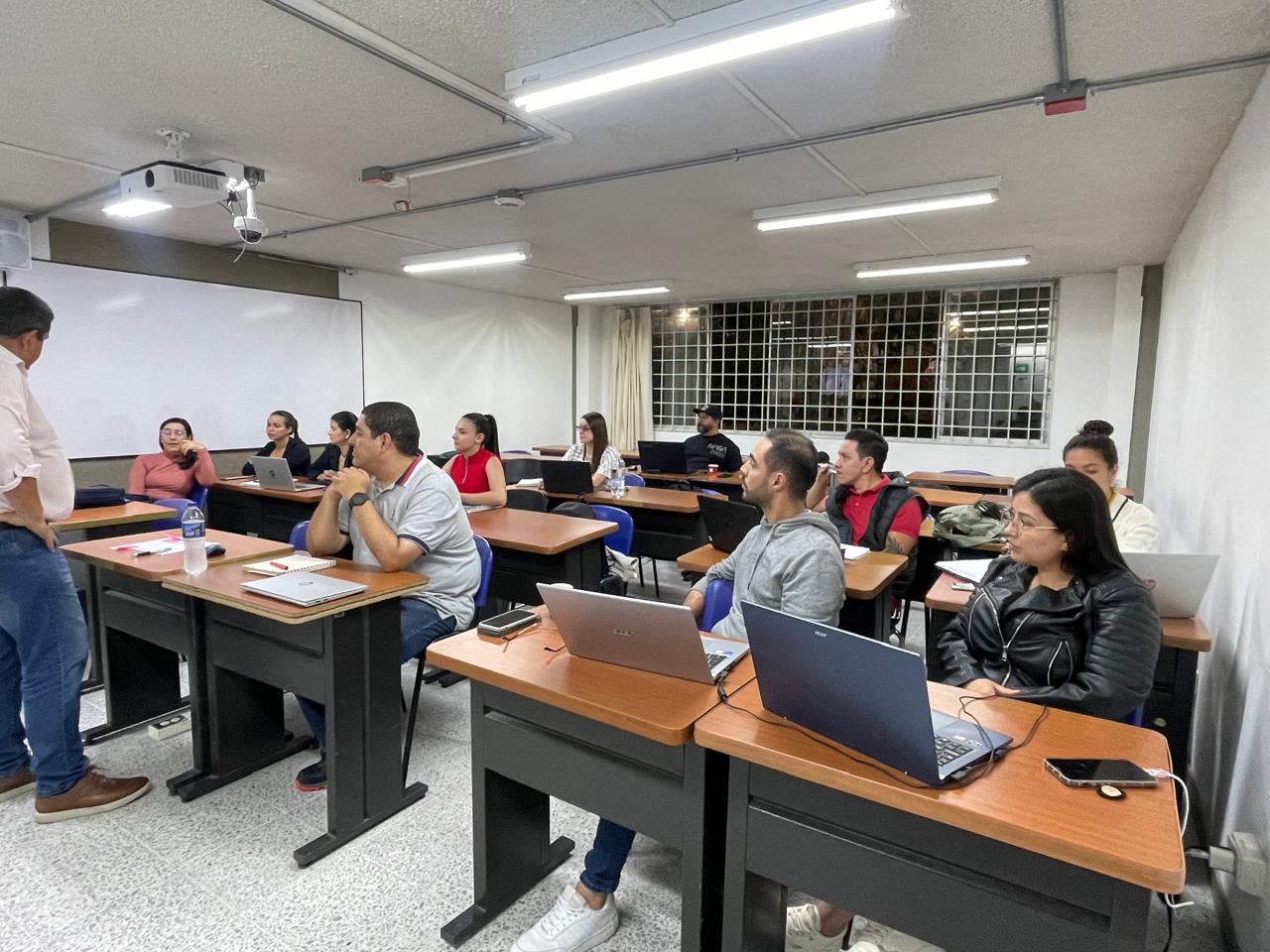 En un mundo laboral cada vez más consciente de la importancia del bienestar físico y mental, la Universidad Tecnológica de Pereira abre las puertas a quienes desean liderar la transformación de entornos seguros, saludables y productivos, a través de su Especialización en Seguridad y Salud en el Trabajo.