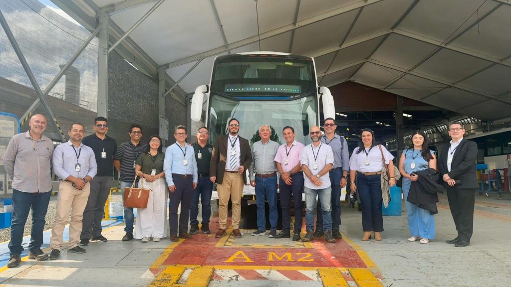 La Universidad Tecnológica de Pereira (UTP) y la empresa Busscar han establecido un convenio de colaboración orientado a fortalecer la formación académica, la investigación y el desarrollo tecnológico en el ámbito del transporte y la movilidad. Este acuerdo busca generar sinergias entre la academia y la industria, promoviendo la innovación y la transferencia de conocimientos.