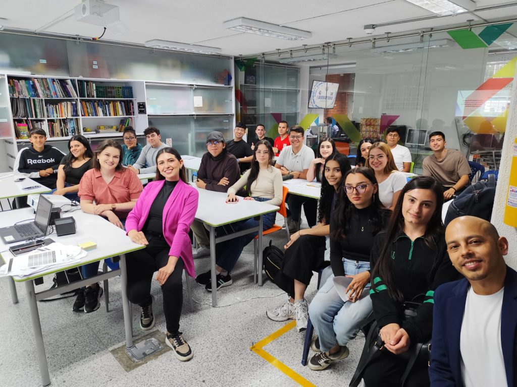 Desde la Facultad de Ciencias Empresariales de la Universidad Tecnológica de Pereira (UTP), el grupo de investigación GEIO ha revolucionado la forma en que los estudiantes aprenden e interiorizan conceptos académicos. Mediante metodologías activas y experienciales, este grupo transforma las aulas en espacios de simulación donde la teoría cobra vida. 