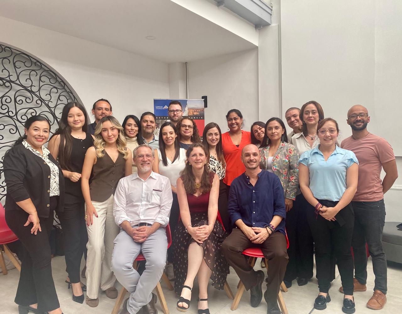 La Universidad Tecnológica de Pereira continúa consolidando su compromiso con la internacionalización, mediante la participación activa de la Oficina de Relaciones Internacionales y la Vicerrectoría de Investigación, Innovación y Extensión —a través de las áreas de Extensión Tecnológica, Innovación y Emprendimiento, y Fomento al Lado Investigativo— en el reciente Encuentro de Oficinas de Relaciones Internacionales y la Embajada de Francia, llevado a cabo en la sede de la Alianza Francesa de Pereira.