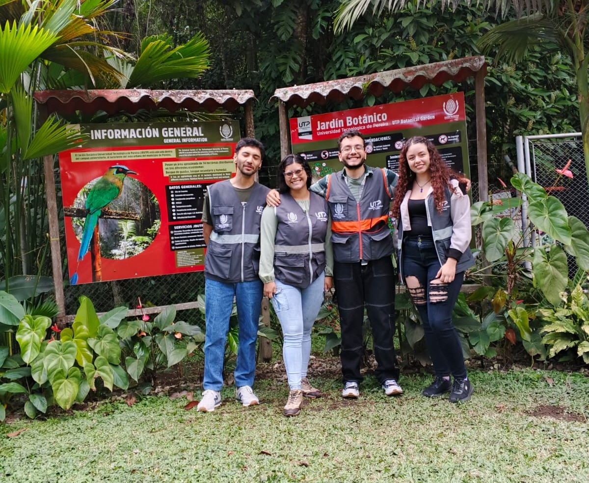 Leidy García, estudiante del programa de Administración Ambiental de la Universidad Tecnológica de Pereira, transforma su paso por el campus en un acto cotidiano de inclusión. Como monitora del Jardín Botánico de la UTP, su labor no se limita al cuidado de árboles, plantas y aves; también cultiva puentes entre lenguajes y sentidos, convirtiéndose en una facilitadora del acceso al conocimiento para la comunidad sorda.