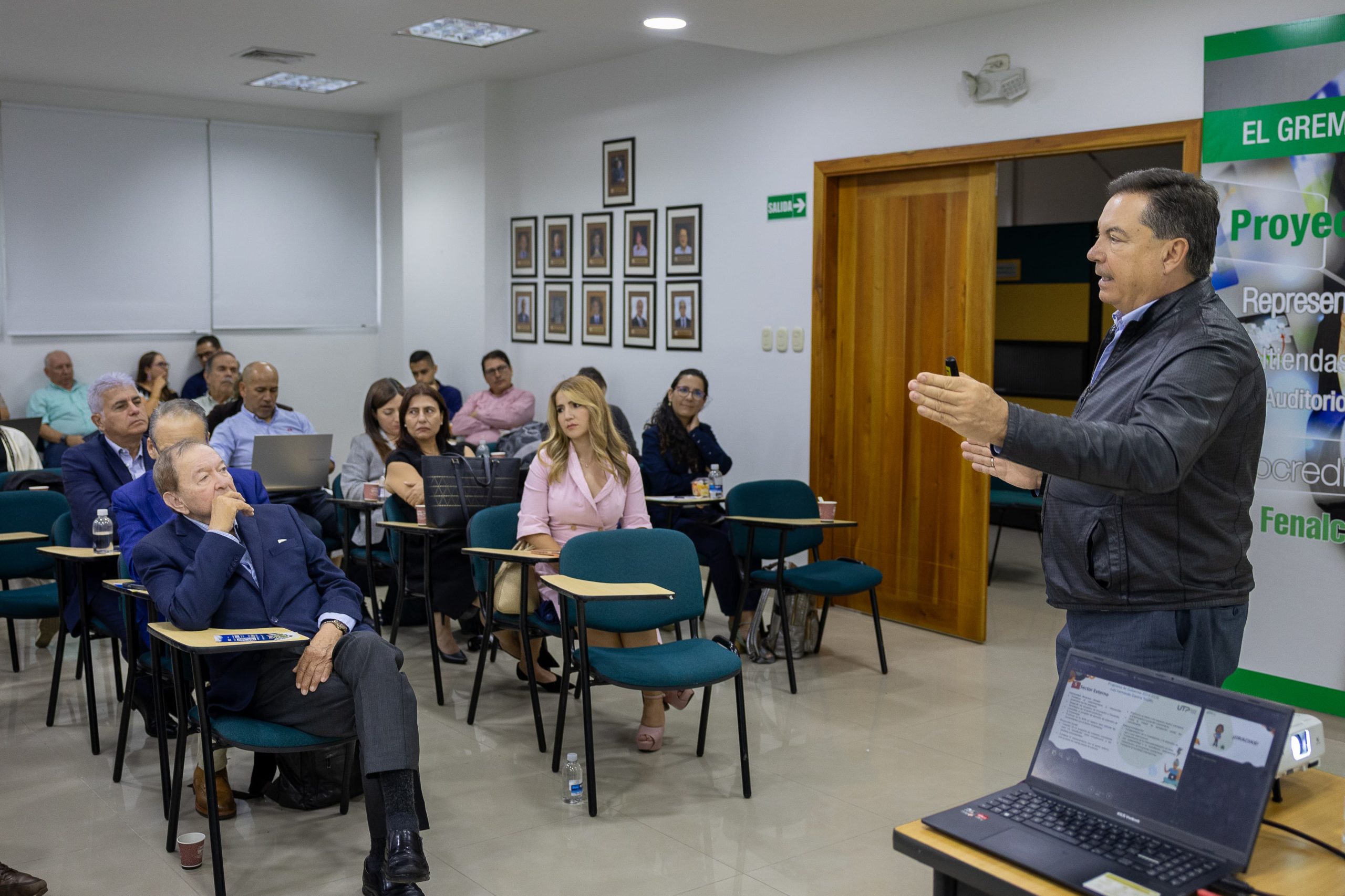 En un ejercicio de diálogo constructivo y cooperación intersectorial, la Universidad Tecnológica de Pereira llevó a cabo una nueva sesión de las Mesas de Concertación con integrantes del Comité Intergremial de Risaralda, con el objetivo de fortalecer los vínculos entre la academia y el sector productivo. Este encuentro fue valorado como un paso significativo en la consolidación de una estrategia regional orientada al desarrollo sostenible, la innovación y la competitividad.