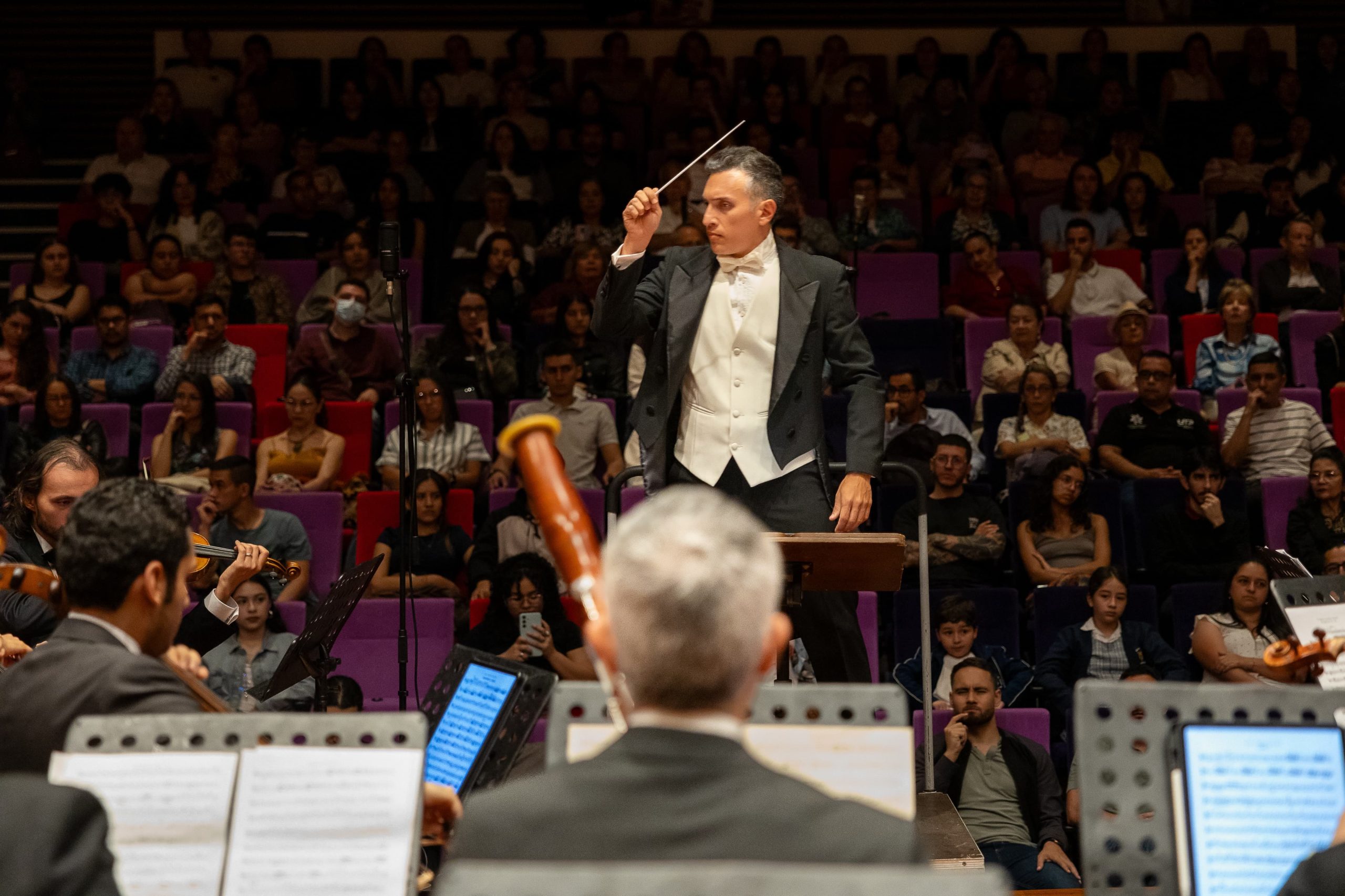 Los corredores de la Facultad de Bellas Artes y Humanidades de la Universidad Tecnológica de Pereira se llenaron de música, emoción y talento en una noche inolvidable, gracias al segundo concierto de temporada de la Orquesta Sinfónica UTP, titulado “Fantasía en tres tiempos en voz de mujer”. La velada estuvo bajo la dirección del maestro Leopoldo López y contó con la destacada participación como solista de la flautista y docente universitaria Laura Alejandra Cardona.