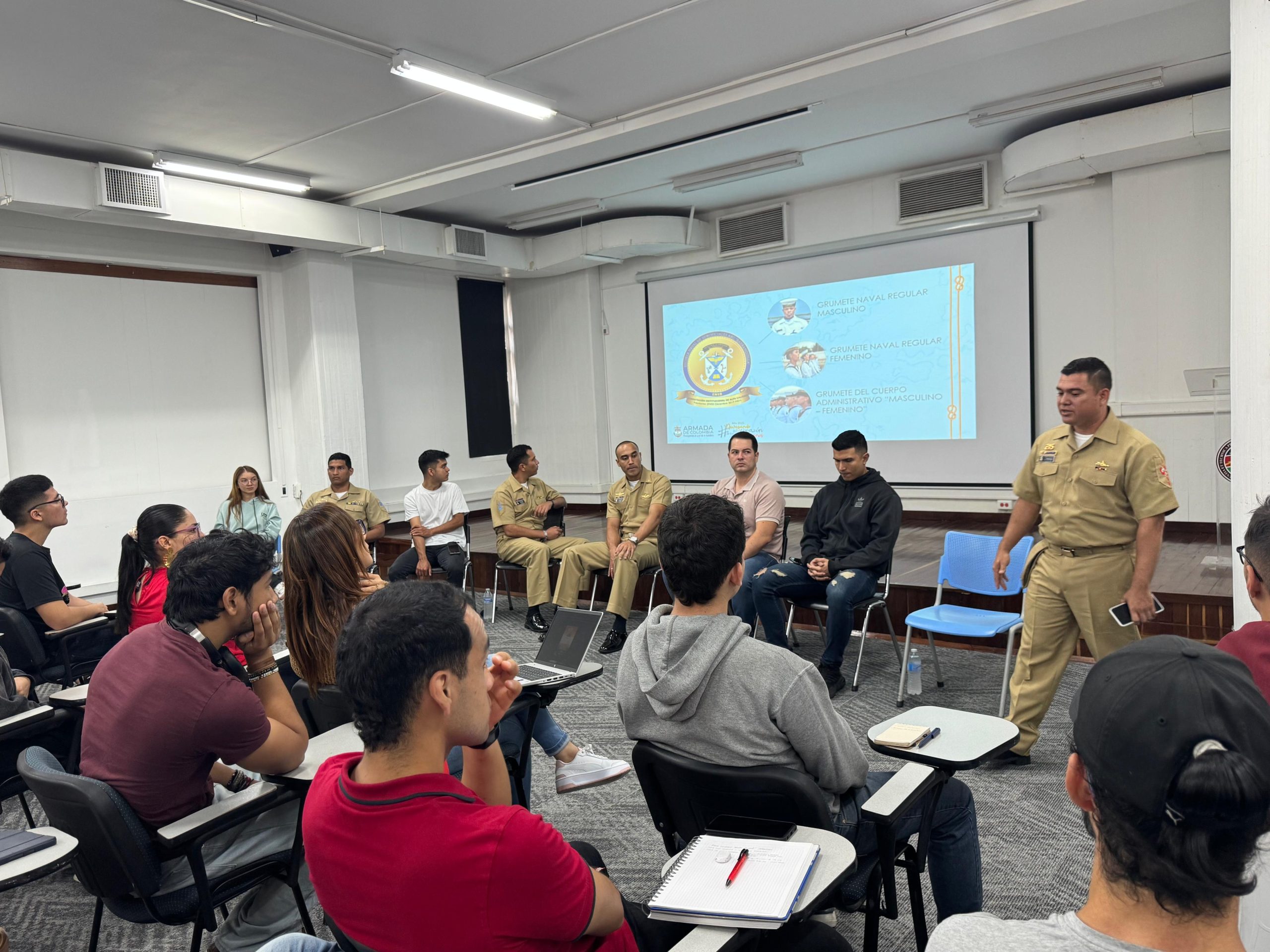 La Facultad de Ingenierías de la Universidad Tecnológica de Pereira recibió a la Armada Nacional de Colombia en un encuentro institucional que destacó las oportunidades laborales y de innovación tecnológica que esta fuerza ofrece a los futuros profesionales en ingeniería.