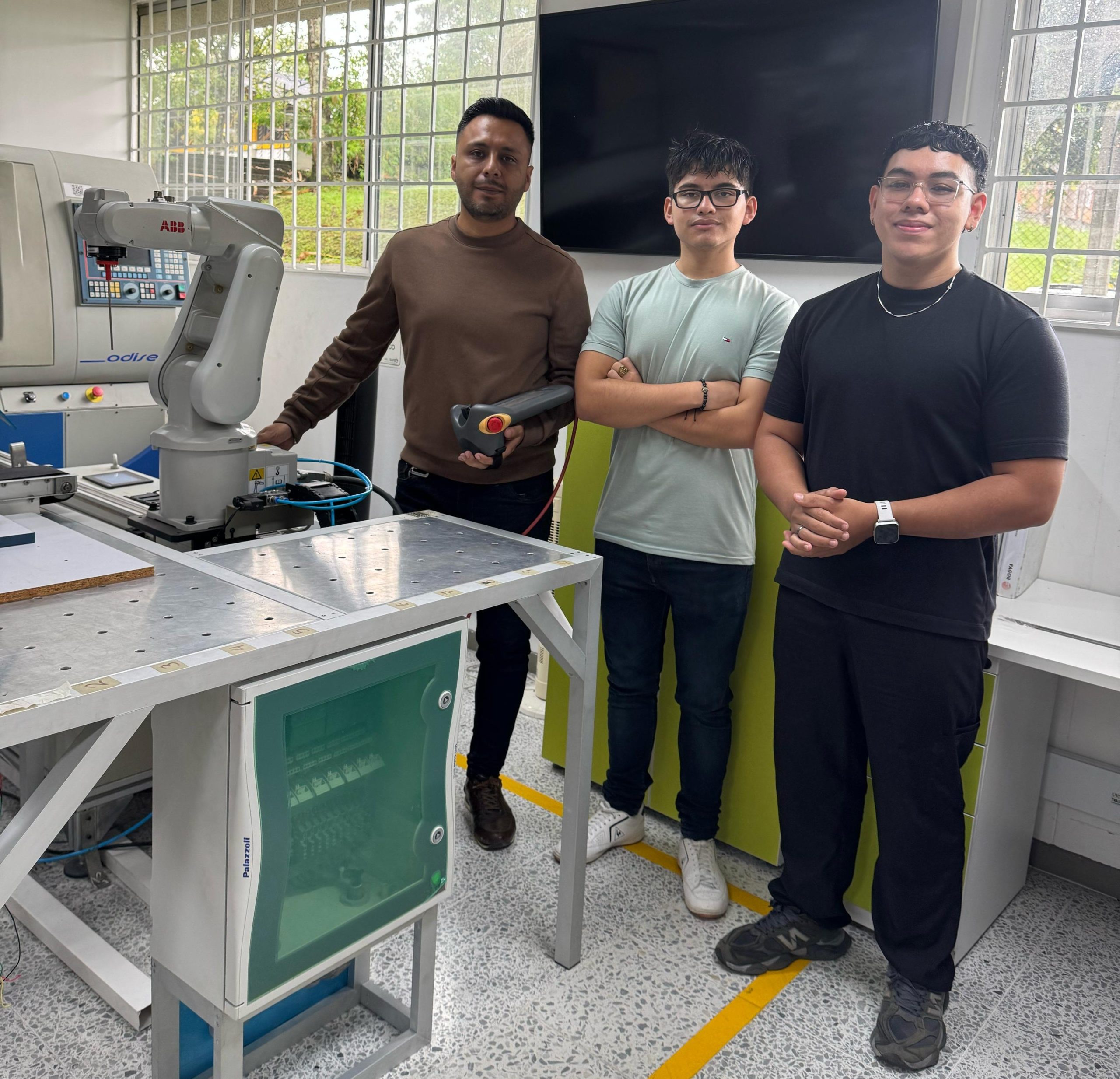 En la Facultad de Ciencias Empresariales de la Universidad Tecnológica de Pereira se consolida un espacio que ejemplifica cómo la teoría se transforma en experiencia práctica y cómo la tecnología de punta puede estar al servicio de la formación académica. Se trata del Laboratorio de Manufactura Flexible, liderado por el profesor John Andrés Muñoz Guevara, docente del programa de Ingeniería Industrial desde el año 2013.