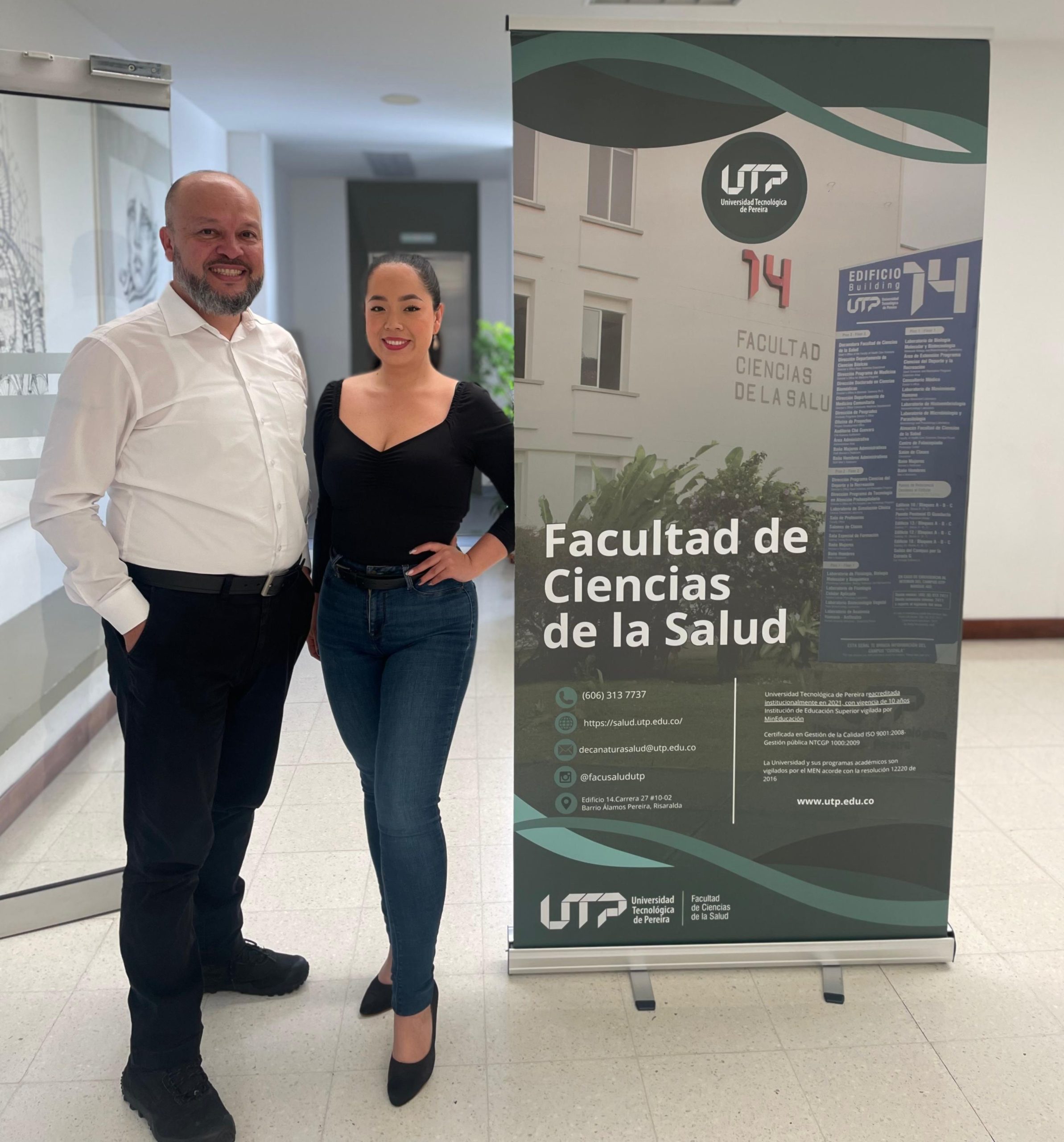 La Universidad Tecnológica de Pereira continúa fortaleciendo sus estrategias de comunicación científica con el relanzamiento de Signos Vitales, el periódico de la Facultad de Ciencias de la Salud, ahora concebido como una plataforma transmedia. Esta renovada propuesta busca acercar el conocimiento académico a la comunidad universitaria y al público en general, mediante contenidos accesibles, dinámicos y adaptados a las nuevas formas de consumo de información.